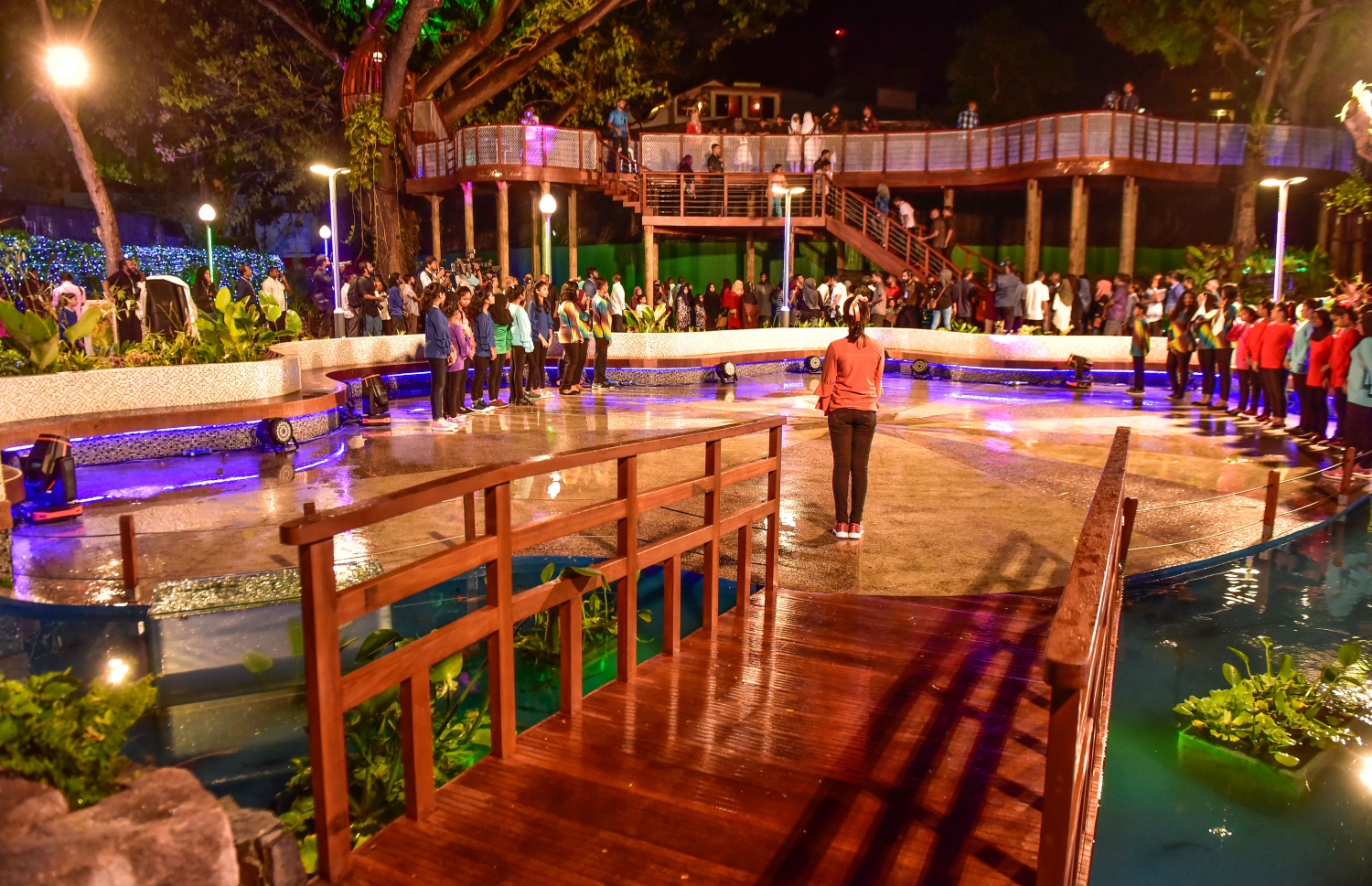 މާލެ: އޮގަސްޓް 21، 2017- ސަލްޓަން ޕާކް ތަރައްގީކޮށް "ރަސްރަނި" ބަގީޗާ ގެ ނަމުގައި ބޮޑެތި ބަދަލުތަކާ އެކު އަލުން ހުޅުވުމަށް ބޭއްވި ރަސްމިއްޔާތު: މިތަން މިހާރު ޒަމާނީ ފެންވަރަށް ބަދަލުކޮށް ކުޑަކުދިންނާއި ބޮޑެތި މީހުންނާ ގުޅޭ ކަންކަން ވެސް ވަނީ ފަހިކޮށްދީފައި.---މިހާރު ފޮޓޯ: ނިޝާން އަލީ