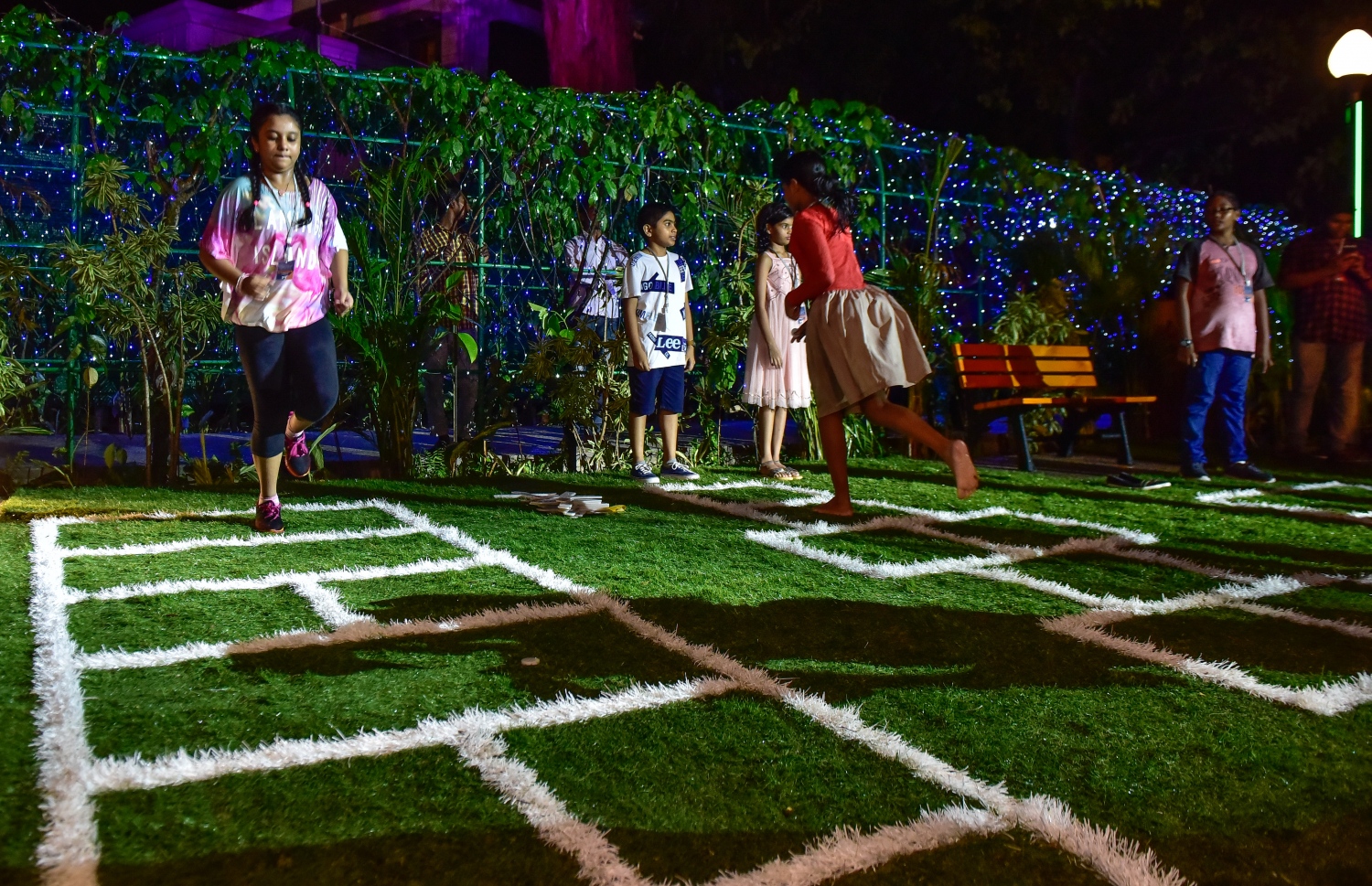 މާލެ: އޮގަސްޓް 21، 2017- ސަލްޓަން ޕާކް ތަރައްގީކޮށް "ރަސްރަނި" ބަގީޗާ ގެ ނަމުގައި ބޮޑެތި ބަދަލުތަކާ އެކު އަލުން ހުޅުވުމަށް ބޭއްވި ރަސްމިއްޔާތުގައި ކުދިންތަކެއް ކުޅެނީ: މިތަން މިހާރު ޒަމާނީ ފެންވަރަށް ބަދަލުކޮށް ކުޑަކުދިންނާއި ބޮޑެތި މީހުންނާ ގުޅޭ ކަންކަން ވެސް ވަނީ ފަހިކޮށްދީފައި.---މިހާރު ފޮޓޯ: ނިޝާން އަލީ