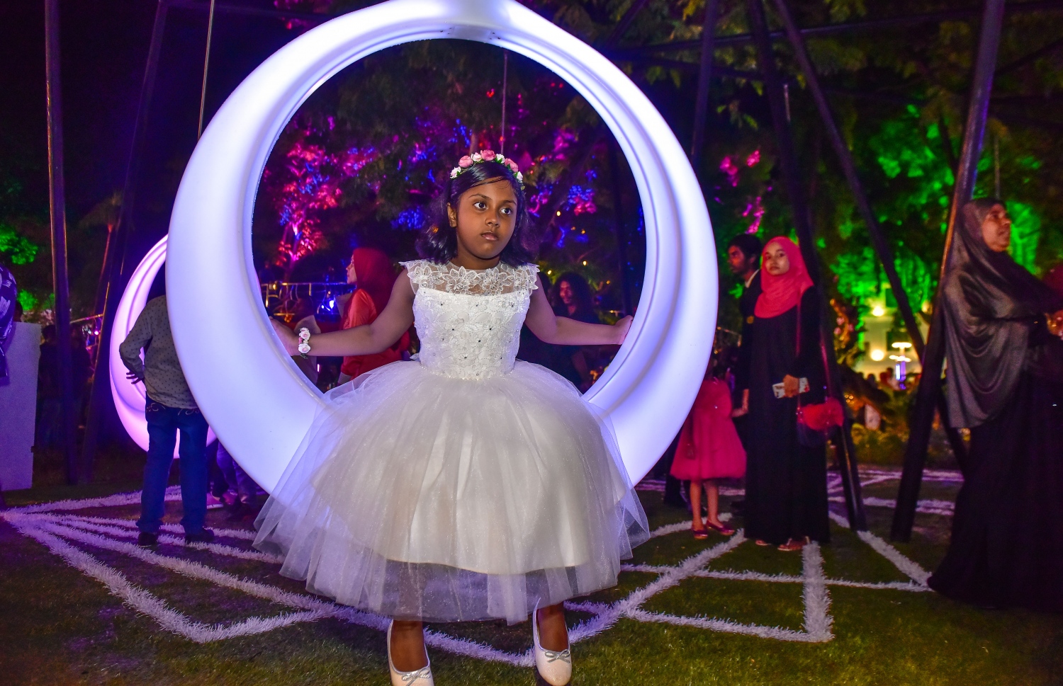 މާލެ: އޮގަސްޓް 21، 2017- ސަލްޓަން ޕާކް ތަރައްގީކޮށް "ރަސްރަނި" ބަގީޗާ ގެ ނަމުގައި ބޮޑެތި ބަދަލުތަކާ އެކު އަލުން ހުޅުވުމަށް ބޭއްވި ރަސްމިއްޔާތުގައި ކުޑަކުއްޖަކު ކުޅެނީ: މިތަން މިހާރު ޒަމާނީ ފެންވަރަށް ބަދަލުކޮށް ކުޑަކުދިންނާއި ބޮޑެތި މީހުންނާ ގުޅޭ ކަންކަން ވެސް ވަނީ ފަހިކޮށްދީފައި.---މިހާރު ފޮޓޯ: ނިޝާން އަލީ