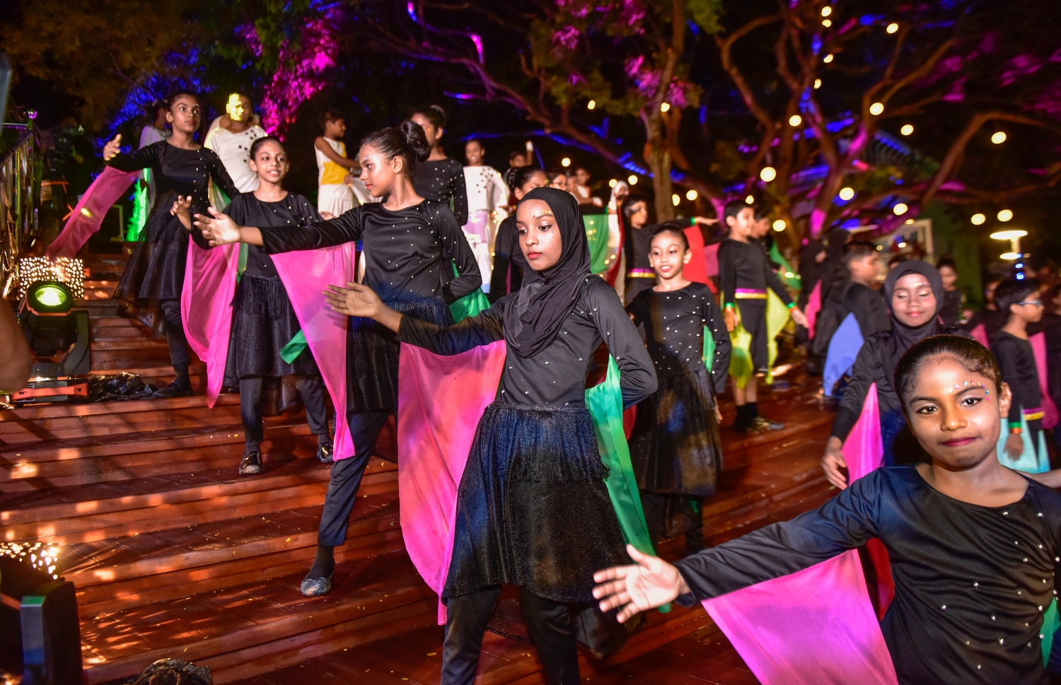 މާލެ: އޮގަސްޓް 21، 2017- ސަލްޓަން ޕާކް ތަރައްގީކޮށް "ރަސްރަނި" ބަގީޗާ ގެ ނަމުގައި ބޮޑެތި ބަދަލުތަކާ އެކު އަލުން ހުޅުވުމަށް ބޭއްވި ރަސްމިއްޔާތުގައި މުނިފޫހިފިލުވުމުގެ އައިޓަމެއް ހުށަހަޅައިދެނީ: މިތަން މިހާރު ޒަމާނީ ފެންވަރަށް ބަދަލުކޮށް ކުޑަކުދިންނާއި ބޮޑެތި މީހުންނާ ގުޅޭ ކަންކަން ވެސް ވަނީ ފަހިކޮށްދީފައި.---މިހާރު ފޮޓޯ: ނިޝާން އަލީ