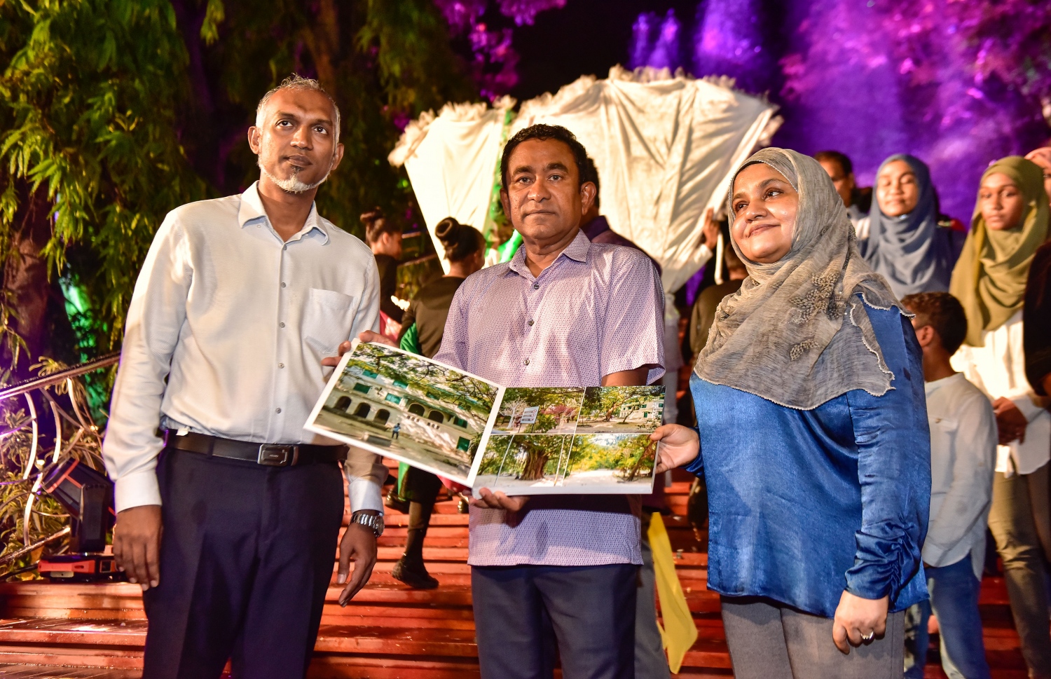 މާލެ: އޮގަސްޓް 21، 2017- ސަލްޓަން ޕާކް ތަރައްގީކޮށް "ރަސްރަނި" ބަގީޗާ ގެ ނަމުގައި ބޮޑެތި ބަދަލުތަކާ އެކު އަލުން ހުޅުވުމަށް ފަހު، ހަނދާނީ ފޮޓޯ އަލްބަމެއް ރައީސް ޔާމީނަށް، ހައުސިން މިނިސްޓަރު ޑރ. މުއިއްޒު އަރުވަނީ: މިތަން މިހާރު ޒަމާނީ ފެންވަރަށް ބަދަލުކޮށް ކުޑަކުދިންނާއި ބޮޑެތި މީހުންނާ ގުޅޭ ކަންކަން ވެސް ވަނީ ފަހިކޮށްދީފައި.---މިހާރު ފޮޓޯ: ނިޝާން އަލީ