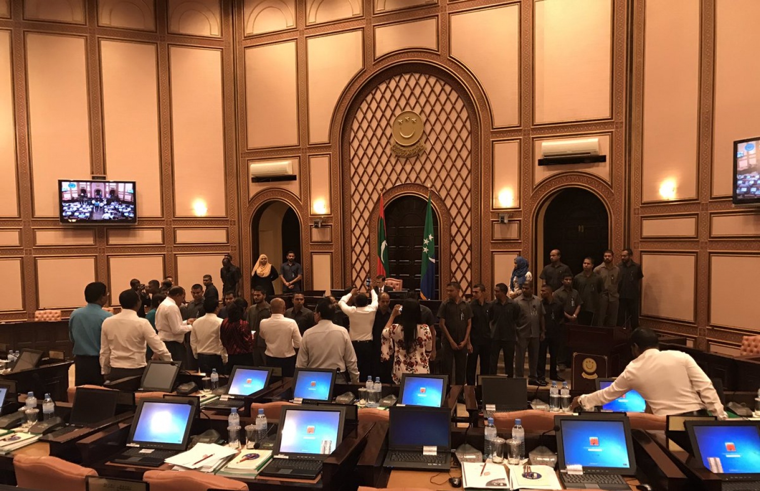 ސިފައިންގެ ހިމާޔަތާއެކު މަސީހު މަޖިލީހުގެ މިއަދުގެ ޖަލްސާ ކުރިއަށް ގެންދަވަނީ.