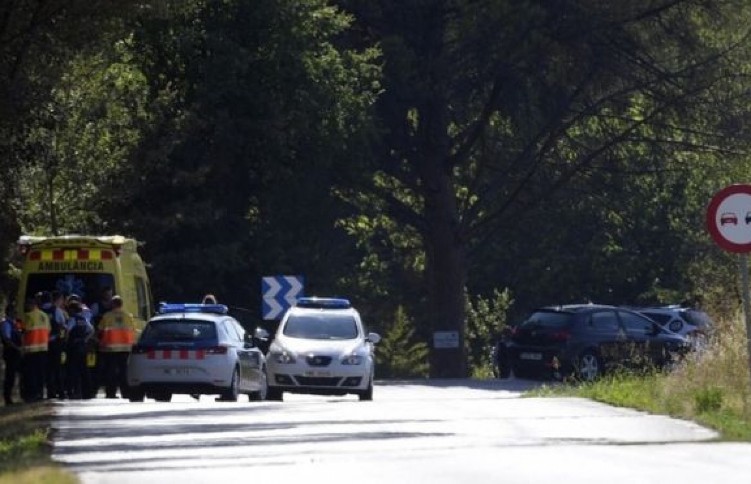 ބާސެލޯނާގައި ވޭނުން ޖެއްސި ޑްރައިވަރު ހުރި ތަނާ ބެހޭ މައުލޫމާތު ފުލުހުންނަށް ދިނީ ޕެޓްރޯލް ސްޓޭޝަނުގެ މުވައްޒަަފަކު. --ފޮޓޯ:އޭއެފްޕީ