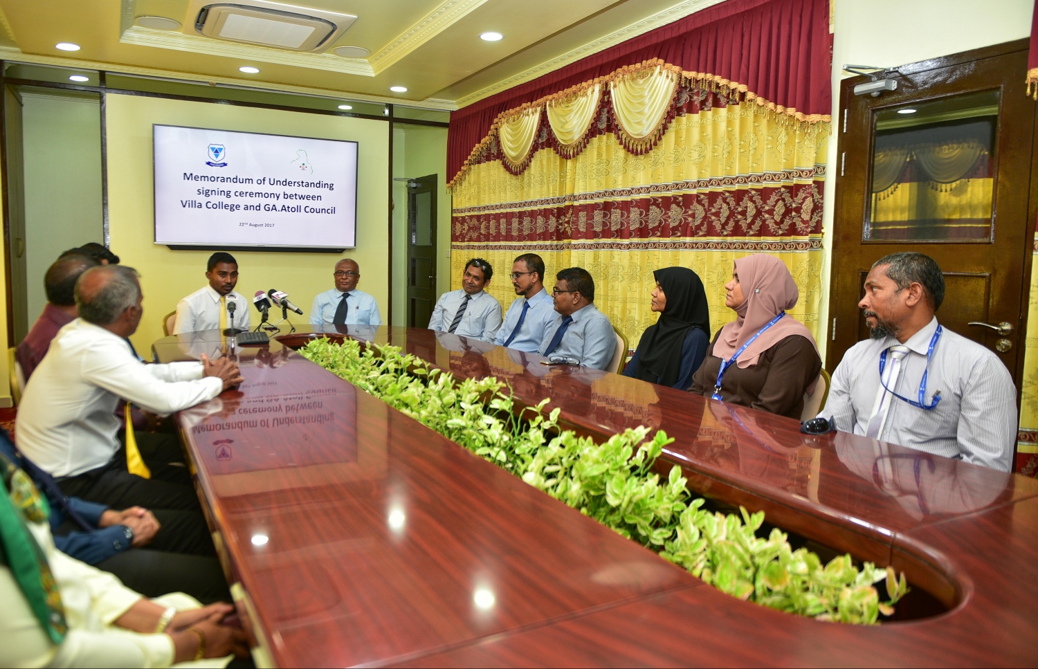 ވިލިނގިލީގައި ވިލާ ކޮލެޖުގެ ކޯސްތައް ފެށުމުގެ އެއްބަސްވުމުގައި ސޮއިކުރުމަށް މިއަދު ބޭއްވި ރަސްމިއްޔާތުގައި ބައިވެރިވެވަޑައިގެންނެވި ބައެއް ބޭފުޅުން.-- ފޮޓޯ: ހުސެއިން ވަހީދު/ މިހާރު