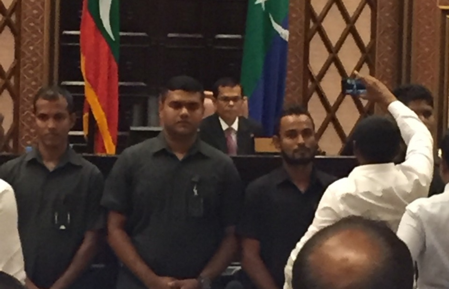 މަޖިލީހުގެ މިއަދުގެ ޖަލްސާގެ ރިޔާސަތުގައި މަސީހު އިންނަވާއިރު، ސިފައިން ހިމާޔަތުގައި.