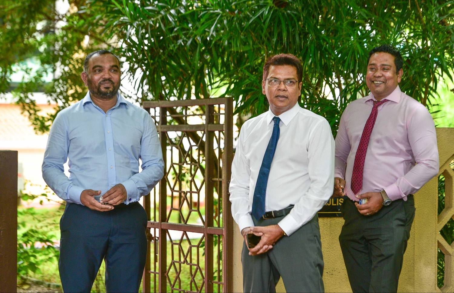 މާލެ: އޮގަސްޓް 23، 2017: މަޖިލީހުގެ އިދިކޮޅު ބައެއް މެމްބަރުންނާއި ސަރުކާރަށް ތާއީދުކުރާ ބައެއް މެމްބަރުންނާ ދެމެދު ހިނގާދިޔަ ޒުވާބަކަށްފަހު، ޕީޕީއެމްގެ ބައެއް މެމްބަރުން މަޖިލިސް އިދާރާގެ ބޭރުގައި މަޑުކޮށްލައިގެން.-- ފޮޓޯ: ހުސެން ވަހީދު /މިހާރު