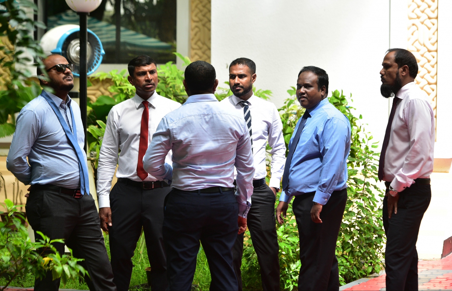 މާލެ: އޮގަސްޓް 23، 2017: މަޖިލީހުގެ އިދިކޮޅު ބައެއް މެމްބަރުންނާއި ސަރުކާރަށް ތާއީދުކުރާ ބައެއް މެމްބަރުންނާ ދެމެދު ހިނގާދިޔަ ޒުވާބަކަށްފަހު، ސަރުކާރު ފަޅީގެ ބައެއް މެމްބަރުން މަޖިލީހުގެ ގޯތިރޭގައި މަޑުކޮށްލައިގެން.-- ފޮޓޯ: ހުސެން ވަހީދު /މިހާރު