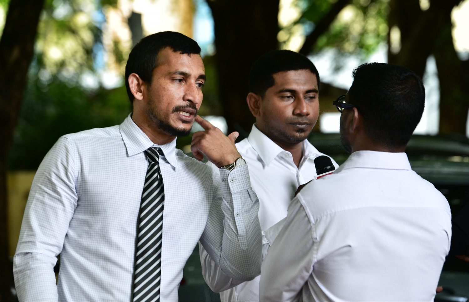 މާލެ: އޮގަސްޓް 23، 2017- މަޖިލީހުގެ މިއަދުގެ ޖަލްސާގައި ހިންގި ހަމަނުޖެހުންތަކަށް ފަހު، އިދިކޮޅު މެމްބަރު އަހުމަދު މަހުލޫފު ރާއްޖެ ޓީވީ އަށް އިންޓަވިއު ދެއްވާއިރު، ސަރުކާރުގެ މެމްބަރު ފަލާހު، މަހުލޫފުގެ ވާހަކަ ދޮގު ކުރައްވައި ވާހަކަ ދައްކަވަނީ.-- ފޮޓޯ: ހުސެން ވަހީދު /މިހާރު