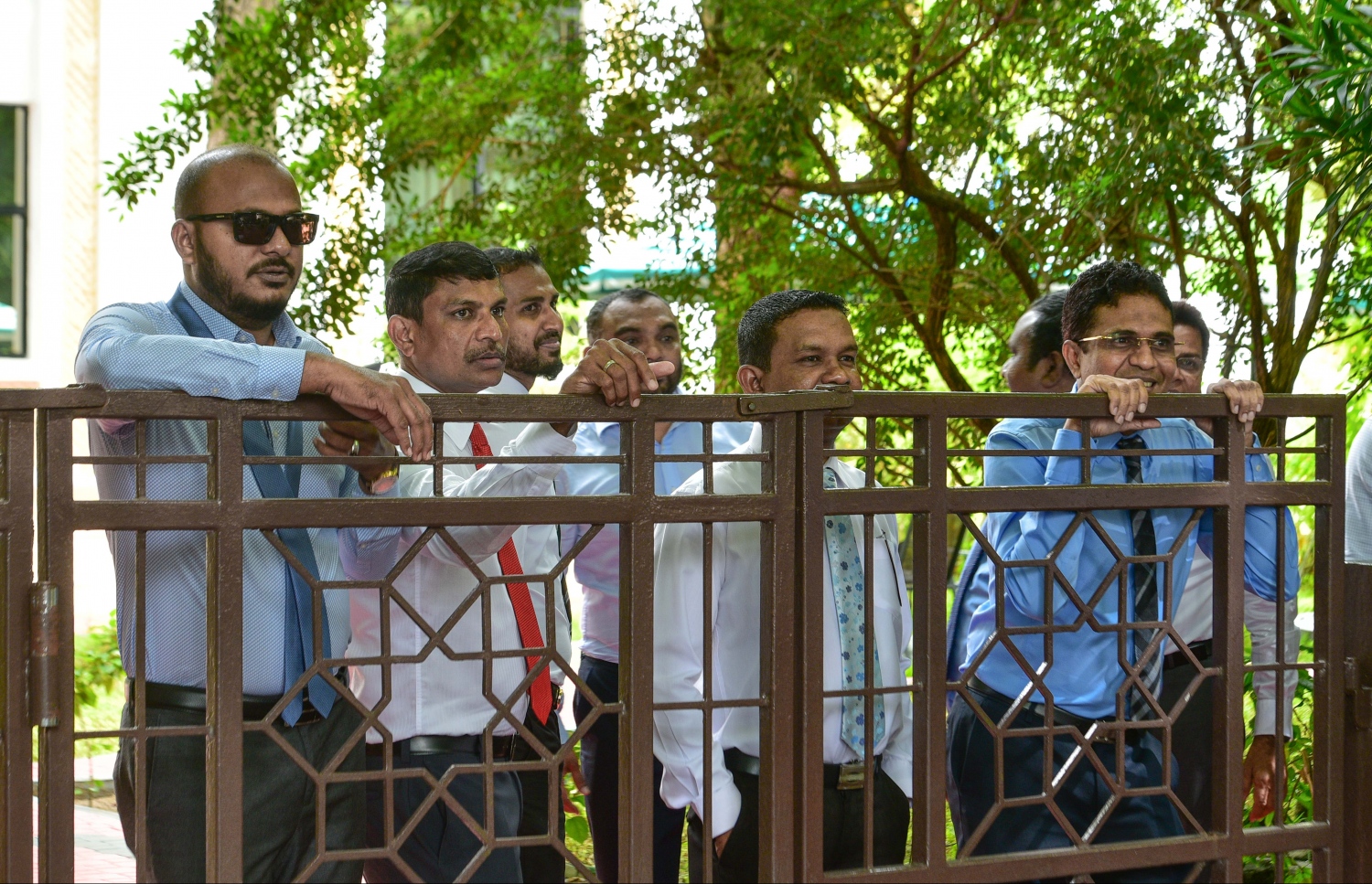 މާލެ: އޮގަސްޓް 23، 2017- ރައްޔިތުންގެ މަޖިލީހުގެ މިއަދުގެ ޖަލްސާއި ސަރުކާރާއި އިދިކޮޅު މެމްބަރުންގެ މެދުގައި ހިންގި ހަމަނުޖެހުންތަކަށް ފަހު، ޕީޕީއެމްގެ މެމްބަރުން މަޖިލީހުގެ ގޭޓް ކައިރީގައި މަޑުކޮށްލައްވައިގެން.---މިހާރު ފޮޓޯ: ހުސެއިން ވަހީދު