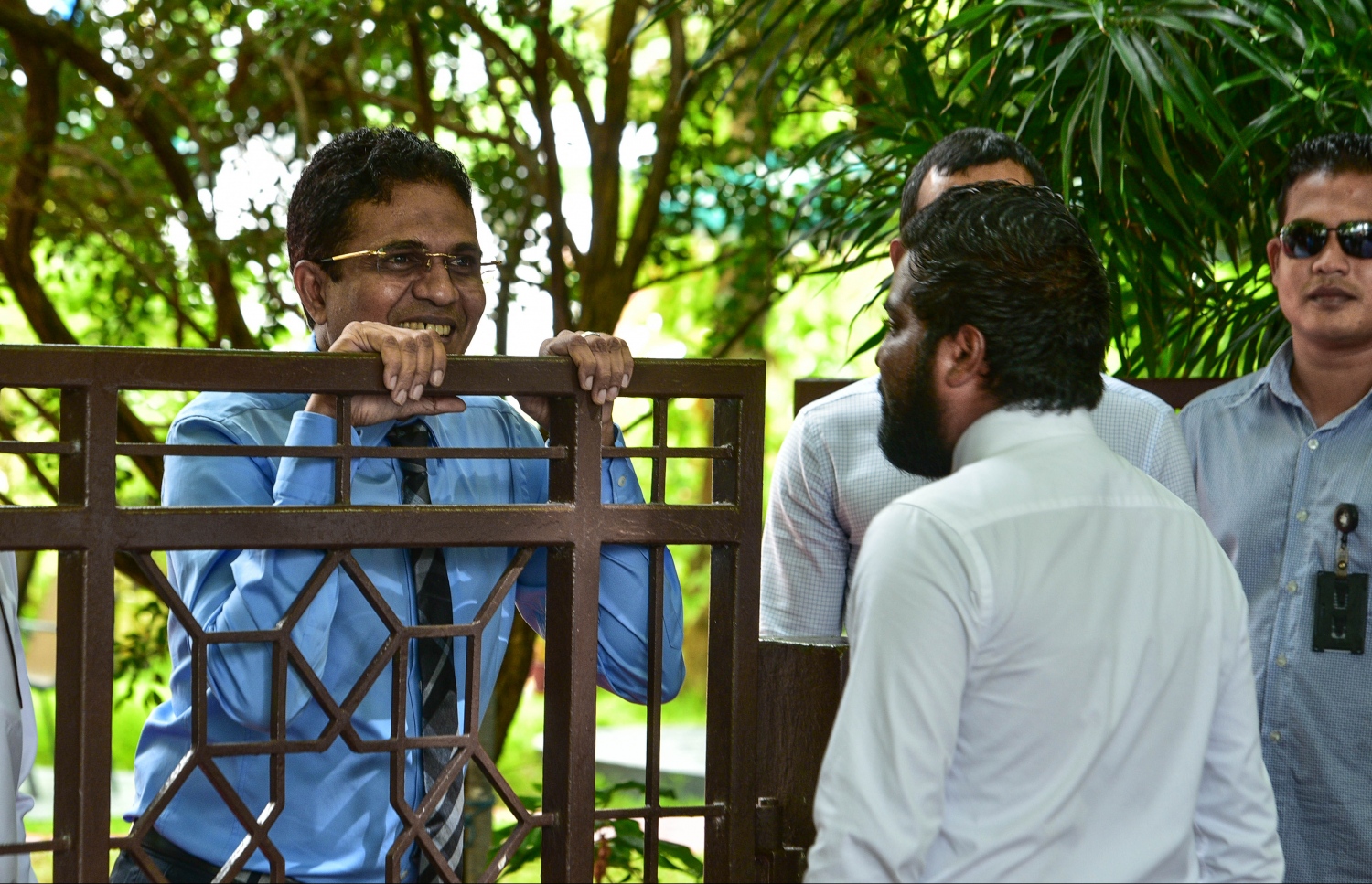 މާލެ: އޮގަސްޓް 23، 2017- ރައްޔިތުންގެ މަޖިލީހުގެ މިއަދުގެ ޖަލްސާއި ސަރުކާރާއި އިދިކޮޅު މެމްބަރުންގެ މެދުގައި ހިންގި ހަމަނުޖެހުންތަކަށް ފަހު، ޕީޕީއެމްގެ ޕާލަމެންޓްރީ ގުރޫޕުގެ ލީޑަރު އަހުމަދު ނިހާނާއި ވެލިދޫ ދާއިރާގެ ޕީޕީއެމްގެ މެމްބަރު ޔާމީން ވާހަކަ ދައްކަވަނީ.---މިހާރު ފޮޓޯ: ހުސެއިން ވަހީދު