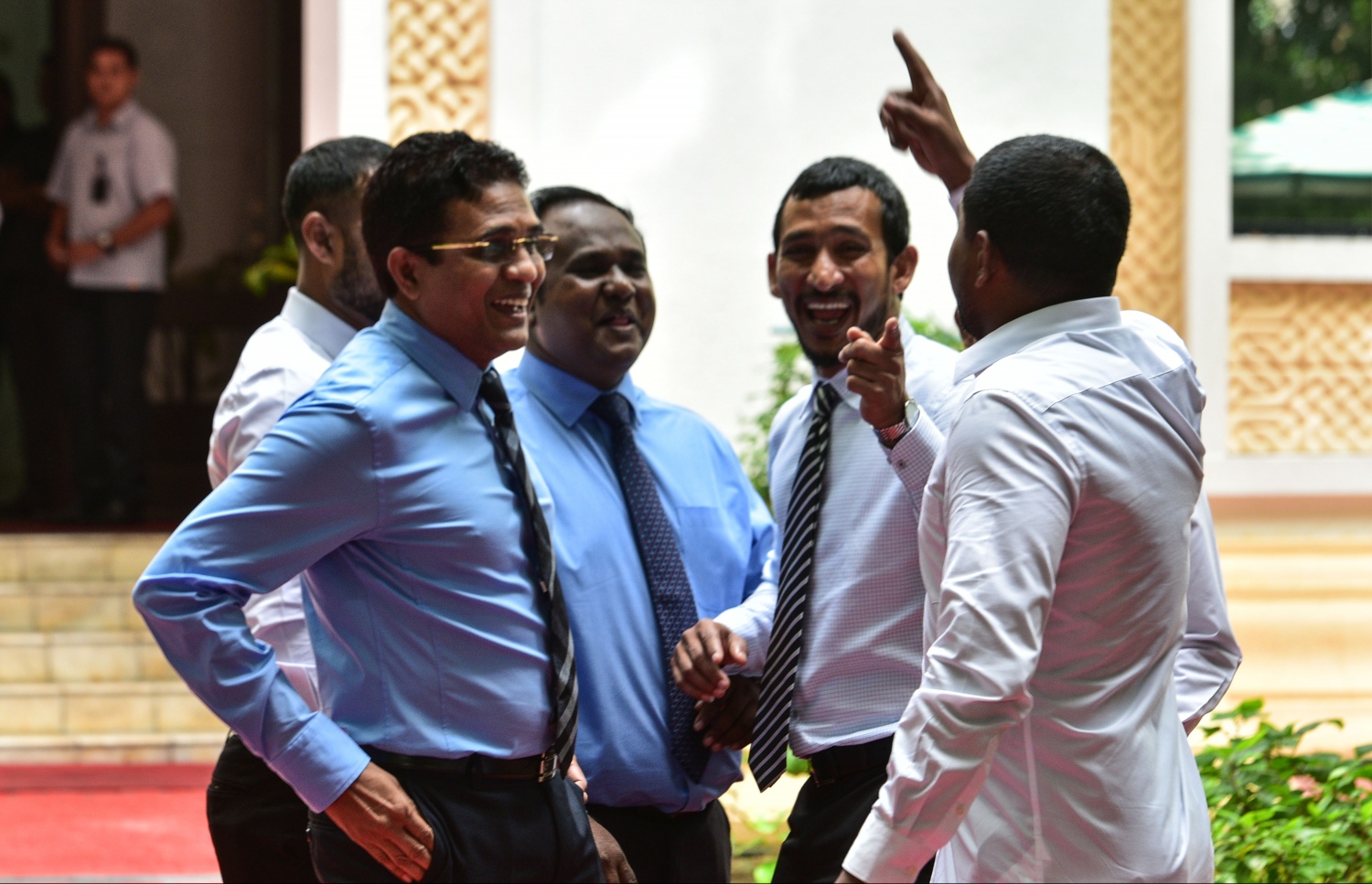 ޒުވާބާއި ހަމަނުޖެހުންތަކަށް ފަހު މެމްބަރުން ސަމާސާ ކުރުމުގައި