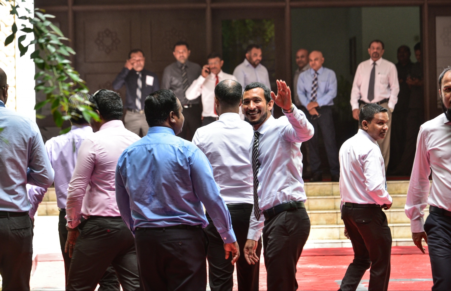 މާލެ: އޮގަސްޓް 23، 2017- ރައްޔިތުންގެ މަޖިލީހުގެ މިއަދުގެ ޖަލްސާއި ސަރުކާރާއި އިދިކޮޅު މެމްބަރުންގެ މެދުގައި ހިންގި ހަމަނުޖެހުންތަކަށް ފަހު، ބައެއް މެމްބަރުން މަޖިލީހުގެ ގޯތިތެރޭގައި މަޑުކޮށްލައްވައިގެން.---މިހާރު ފޮޓޯ: ހުސެއިން ވަހީދު