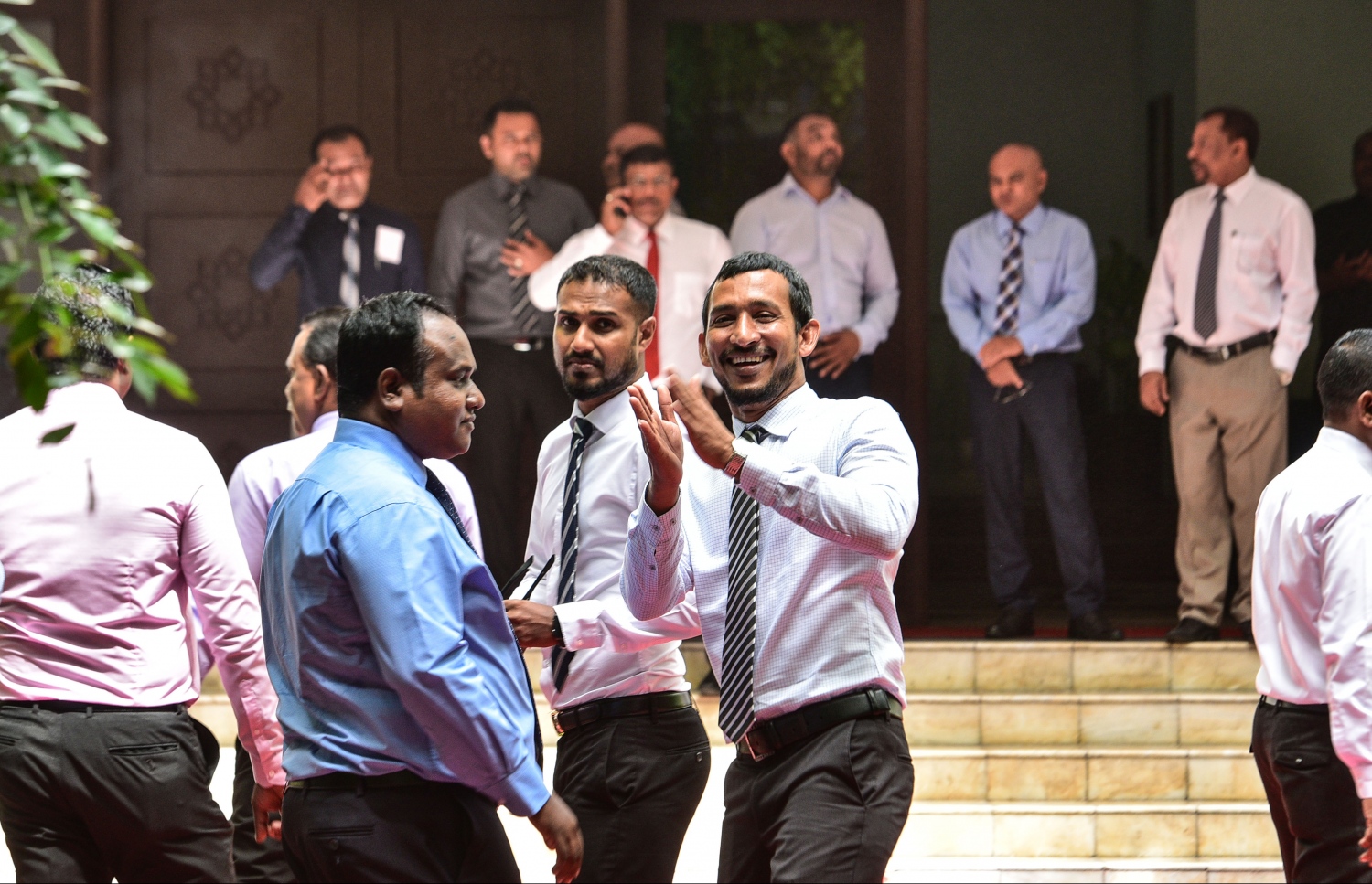 މާލެ: އޮގަސްޓް 23، 2017- ރައްޔިތުންގެ މަޖިލީހުގެ މިއަދުގެ ޖަލްސާއި ސަރުކާރާއި އިދިކޮޅު މެމްބަރުންގެ މެދުގައި ހިންގި ހަމަނުޖެހުންތަކަށް ފަހު، ބައެއް މެމްބަރުން މަޖިލީހުގެ ގޯތިތެރޭގައި މަޑުކޮށްލައްވައިގެން.---މިހާރު ފޮޓޯ: ހުސެއިން ވަހީދު