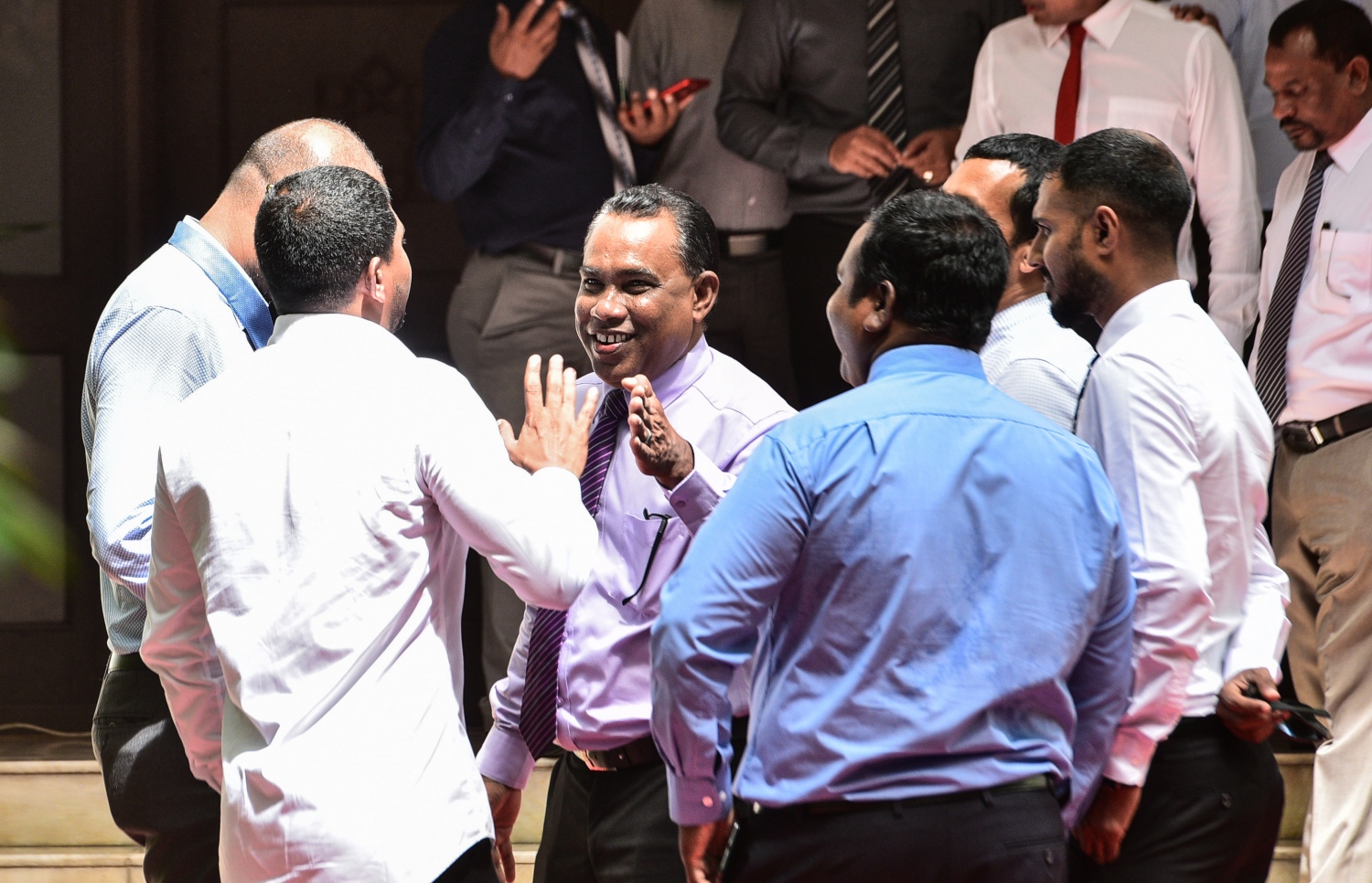 މާލެ: އޮގަސްޓް 23، 2017- ރައްޔިތުންގެ މަޖިލީހުގެ މިއަދުގެ ޖަލްސާއި ސަރުކާރާއި އިދިކޮޅު މެމްބަރުންގެ މެދުގައި ހިންގި ހަމަނުޖެހުންތަކަށް ފަހު، ބައެއް މެމްބަރުން މަޖިލީހުގެ ގޯތިތެރޭގައި ހީސަމާސާ ކުރައްވަނީ.---މިހާރު ފޮޓޯ: ހުސެއިން ވަހީދު