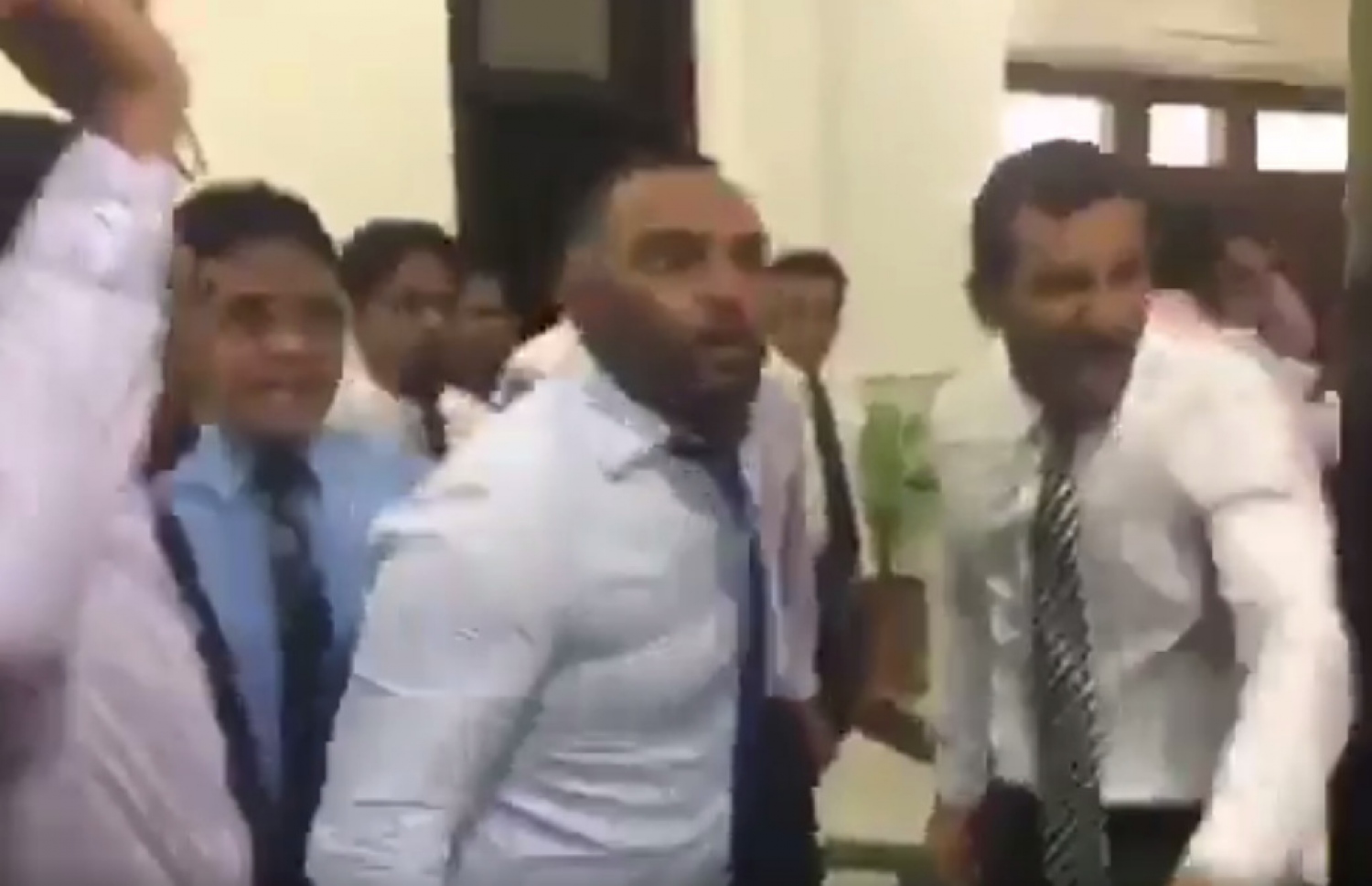 އިބޫ އިންނެވި ކޮޓަރީގެ ދޮރުގައި ފައިން ޖައްސަވައި އެެތެރެއަށް ވަދެވަޑައިގަތުމަށް ފަހު އަލީ އާރިފް ހިތްހަމަނުޖެހުންފާޅުކުރައްވާ މަންޒަރު ފެންނަ ވީޑިއޯގެ ސްކްރީން ޝޮޓެއް.