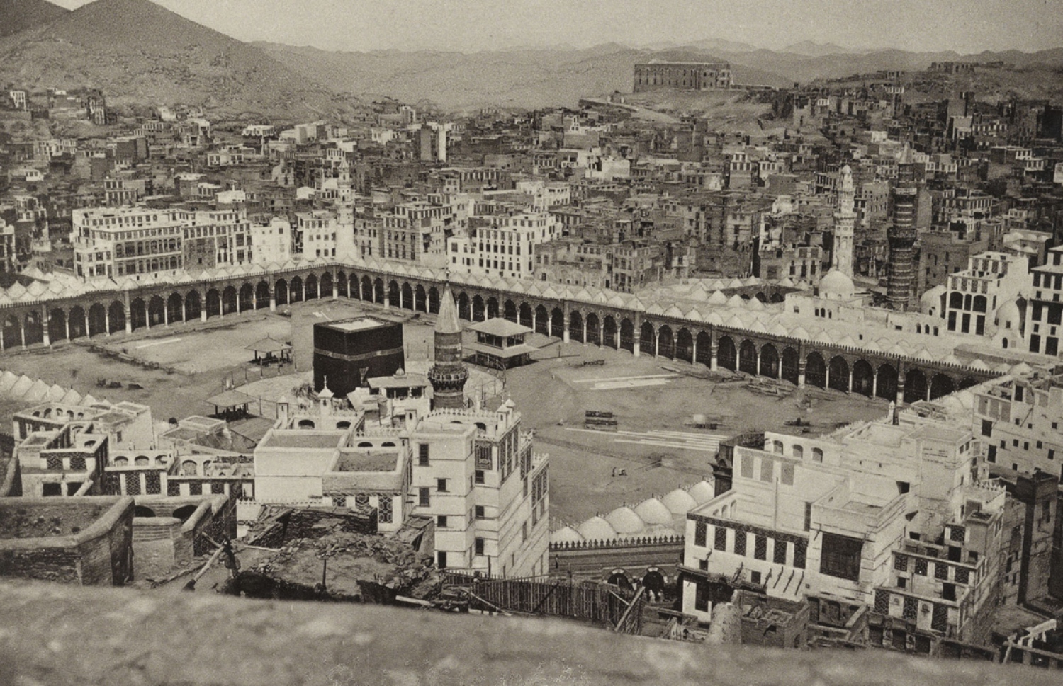 1887 ވަނަ އަހަރުގެ ހައްޖު މޫސުމުގައި ނަގާފައިވާ މި ފޮޓޯގައި ހަރަމްފުޅުގެ ތެރޭގައި އޭރު ހުރި މުހިންމު ބައިތައް ވެސް ސާފުކޮށް ފެނޭ. ފޮޓޯ ކޮންގްރެސް ލައިބްރަރީ