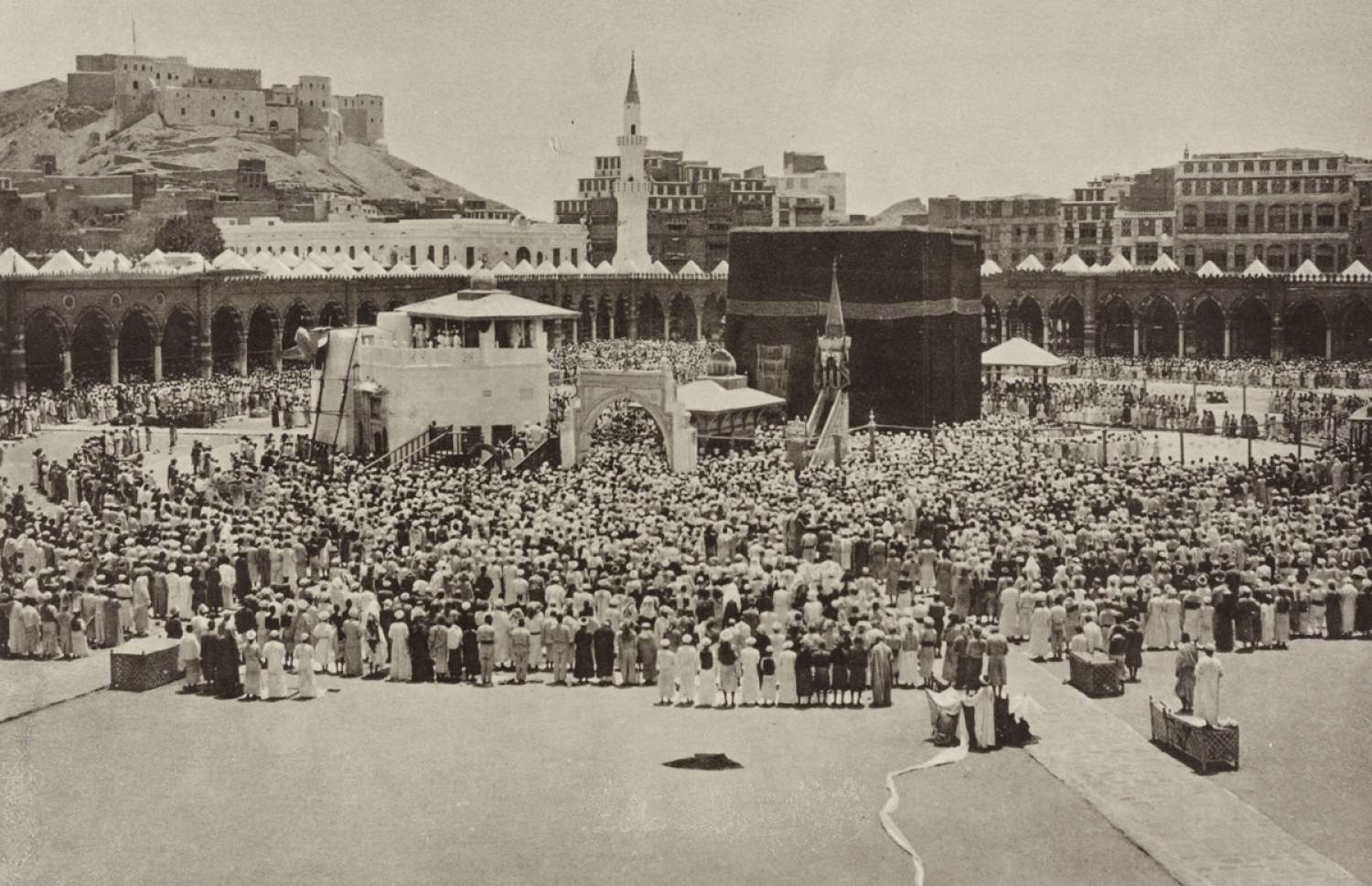 1887 ވަނަ އަހަރުގެ ދުވަހެއްގައި، މައްކާގެ ހަރަމްފުޅުގައި މެންދުރު ނަމާދު ޖަމާއަތުގައި ކުރަނީ. ފޮޓޯ: ކޮންގްރެސް ލައިބްރަރީ