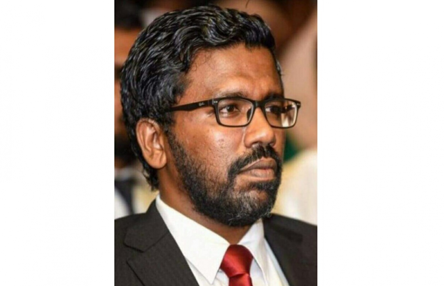 ކްރިމިނަލް ކޯޓު ހިންގުމާ ހަވާލުވެ ހުންނެވި ފަނޑިޔާރު އާދަމް އާރިފް: އެ ކޯޓުގެ ފަނޑިޔާރު އަހުމަދު ރަޝީދު ޖޭއެސްސީން ސަސްޕެންޑް ކުރީ އާދަމް އާރިފާ ދިމާލަށް ވިދާޅުވި އެއްޗަކާ ގުޅިގެން ކަމަށްވޭ.---އަވަސް ފޮޓޯ