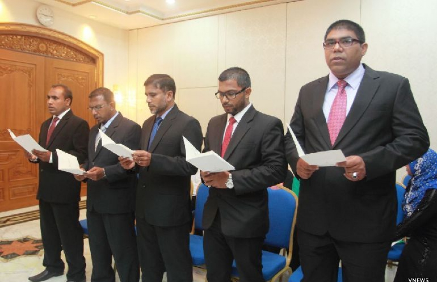 ކްރިމިނަލް ކޯޓުގެ ފަނޑިޔާރު އަހުމަދު ރަޝީދު (ކ-5) އެހެން ބައެއް ފަނޑިޔާރުންނާއެކު ހުވާކުރައްވަނީ.---ވީނިއުސް ފޮޓޯ