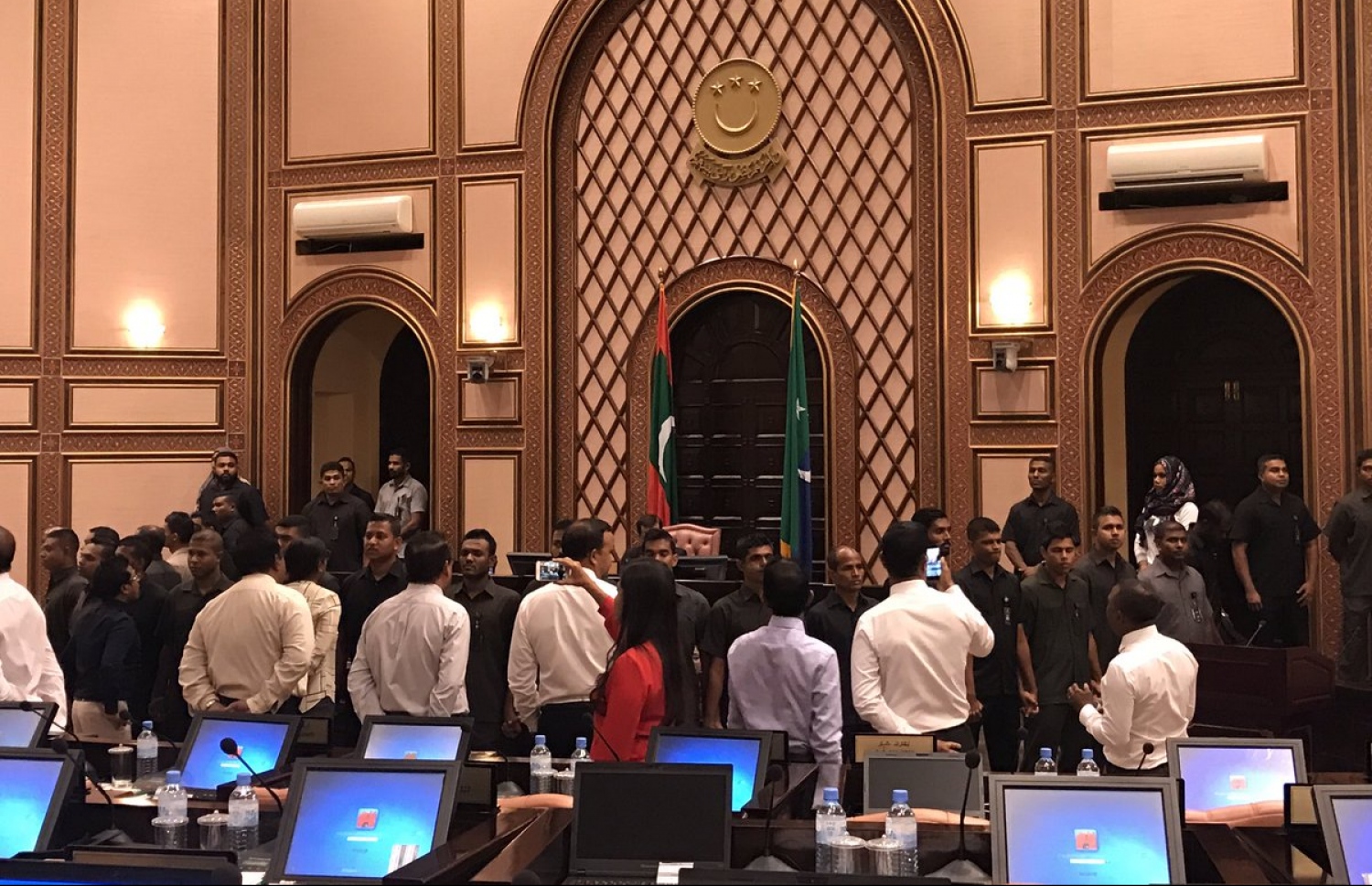 މަސީހް، މަޖިލީހުގެ މިއަދުގެ ޖަލްސާ ސިފައިންގެ އެހީތެރިކަމާ އެކު ކުރިއަށް ގެންދަވަނީ.---ފޮޓޯ: ރިޔާޒް ރަޝީދު/ޓްވިޓާ