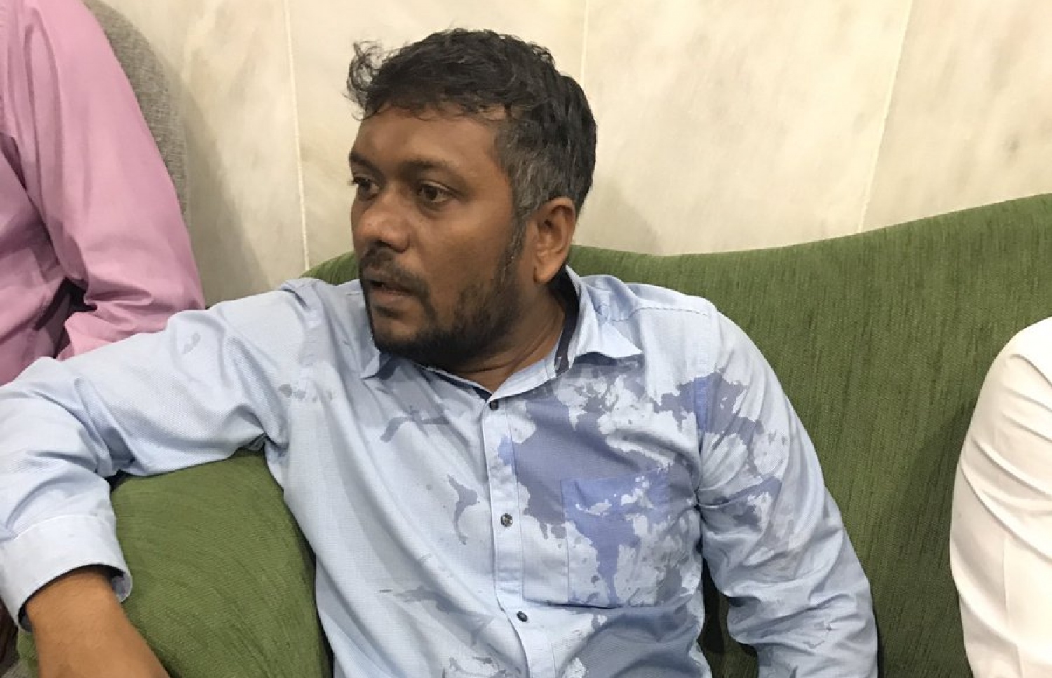 ރައްޔިތުންގެ މަޖިލިސް ތެރޭގައި ބިސް ޖަހާފައި. -- ފޮޓޯ: ރޮޒައިނާ އާދަމް/ޓްވިޓާ