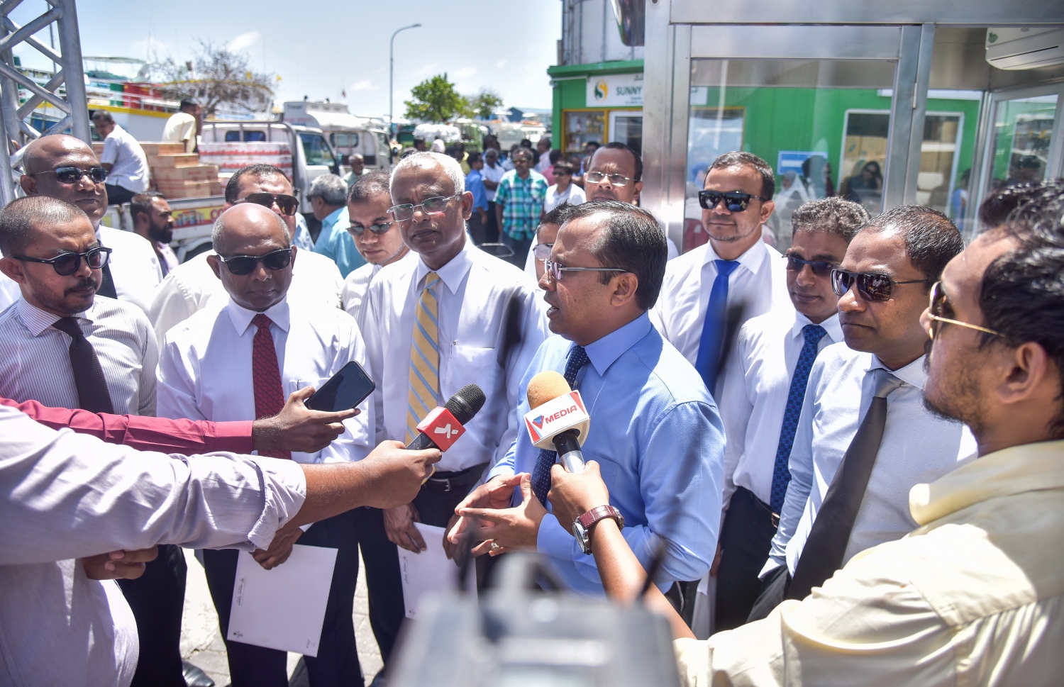 އިދިކޮޅު ފަރާތްތަކުން ބޭއްވި ނިއުސް ކޮންފަރެންސެއްގައި ރިޔާޒް ވާހަކަ ދައްކަވަނީ.---މިހާރު ފައިލް ފޮޓޯ