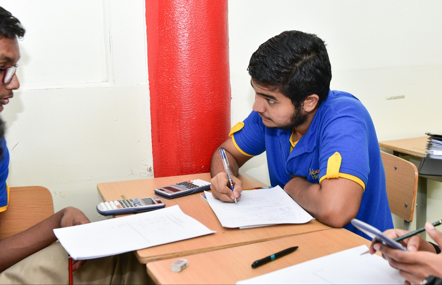 ހުމާމް ދަރިވަރަކާ އެކު ފިލާވަޅު ހަދަނީ: ގްރޫޕް ސްޓަޑީޒް ހަދަން އޭނާ އިސްކަންދޭ. --ފޮޓޯ: ހުސެއިން ވަހީދު/ މިހާރު