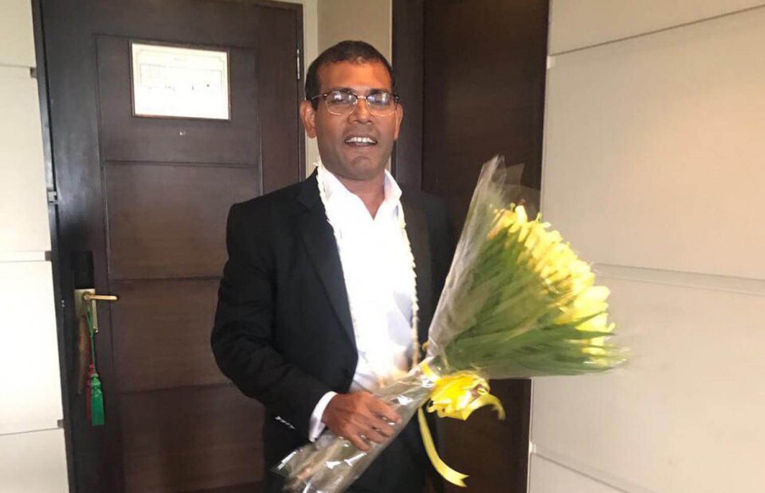 އިނގިރޭސި ވިލާތުގެ ހިމާޔަތުގައި އުޅުއްވާ ކުރީގެ ރައީސް މުހައްމަދު ނަޝީދު، ގައުމުތަކުގެ ގުޅުމާ ބެހޭ ކޮންފަރެންސެއް ޝަރަފްވެރި ކޮށްދެއްވުމަށް ނިއު ދިއްލީ އަށް ކުރެއްވި ދަތުރުފުޅެއްގެ ތެރެއިން.