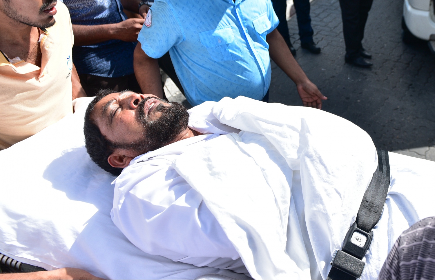 ގާސިމް ކްރިމިނަލް ކޯޓުގެ ޝަރީއަތުގައި އިންނަވަނިކޮށް، އަނބުރައިގަނެގެން ވެއްޓިގެން މިދިޔަ ބުރާސްފަތި ދުވަހު ހޮސްޕިޓަލަް ގެންދަން އެމްބިއުލާންސަށް އަރުވަނީ.---މިހާރު ފޮޓޯ: ހުސެއިން ވަހީދު