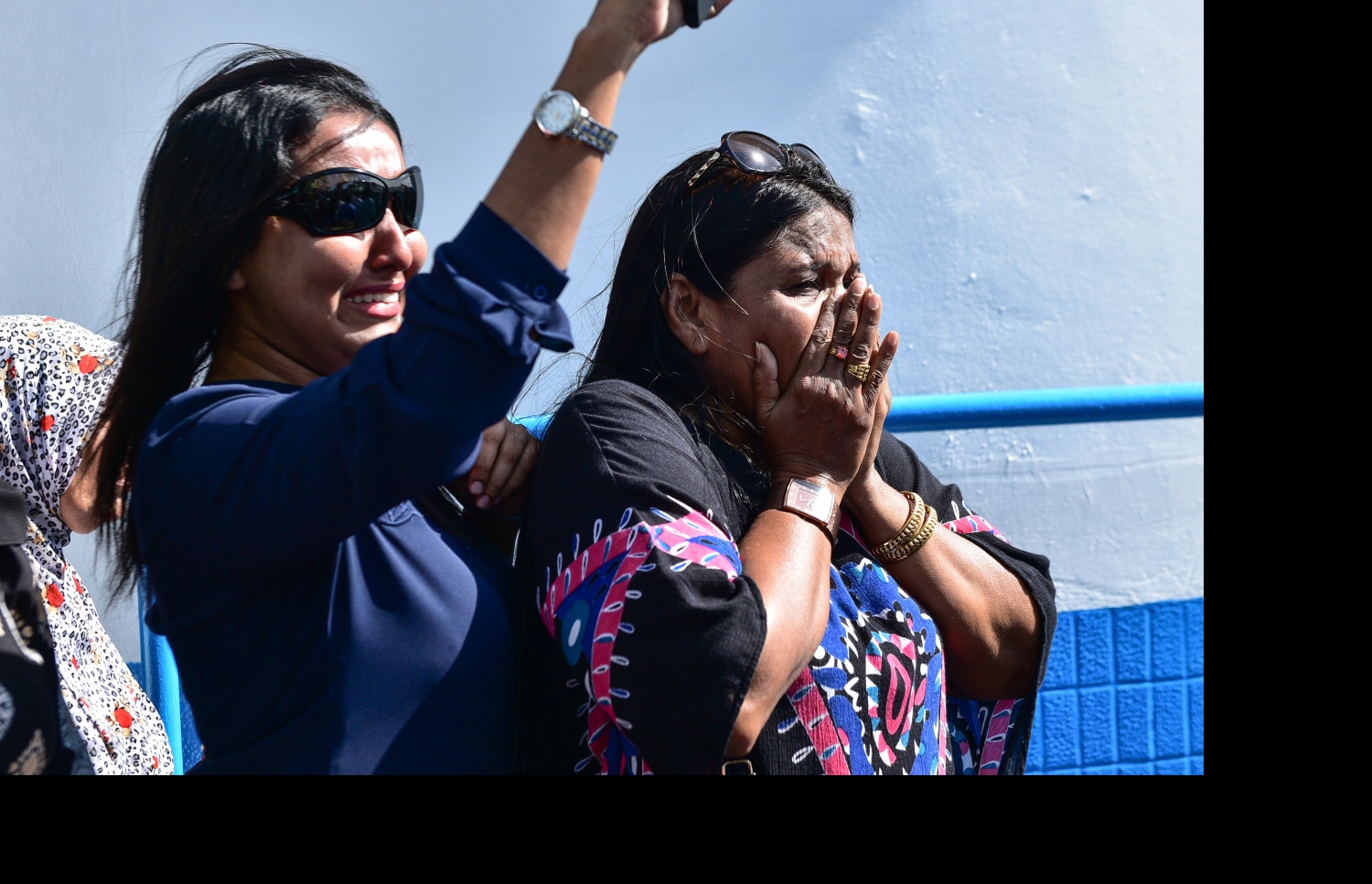 ގާސިމް ކްރިމިނަލް ކޯޓުން ނެރެގެން އައިޖީއެމްއެޗަށް މިއަދު ގެންދާއިރު، އޭނާގެ ސަޕޯޓަރުންތަކެއް ރޮނީ.---މިހާރު ފޮޓޯ: ހުސެއިން ވަހީދު