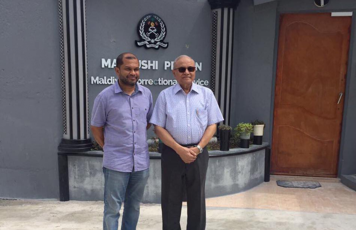 ފާރިސްއާ ބައްދަލުކުރެއްވުމަށް މައުމޫން މާފުށީ ޖަލަށް ވަޑައިގެން، ދަރިކަނބަލުން ޔުމްނާގެ ފިރިކަލުން ނަދީމްއާ އެކު ފޮޓޯފުޅެއް ނަންގަވަނީ.