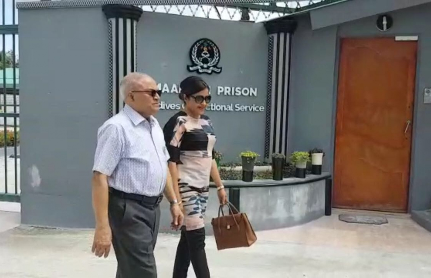 ޖަލުގައި ހައްޔަރުކޮށްފައިވާ، ދަރިކަލުން އަހުމަދު ފާރިސްއާ ބައްދަލުކުރެއްވުމަށް މައުމޫން އާއި ދަރިކަނބަލުން ދުންޔާ މައުމޫން ވަޑައިގަންނަވަނީ.