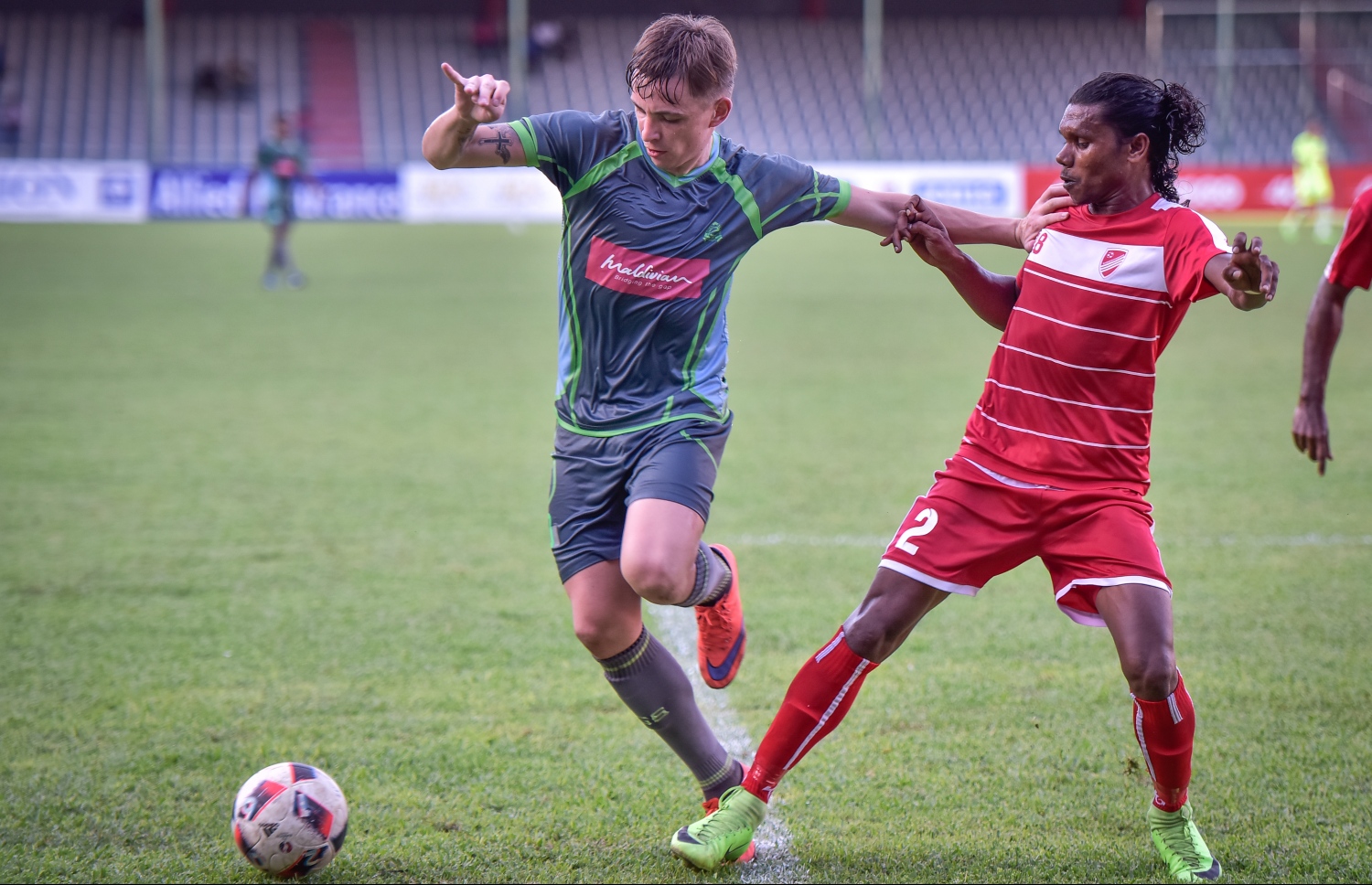 ކުޑަހުވަދޫގެ ހަސަން (ކ) ކައިރިން ގްރީން ސްޓްރީޓްސްގެ އިލިއާ ބޯޅަ ހިފައިގެންދާން މަސައްކަތް ކުރަނީ.-- ފޮޓޯ: ނިޝާން އަލީ/ މިހާރު