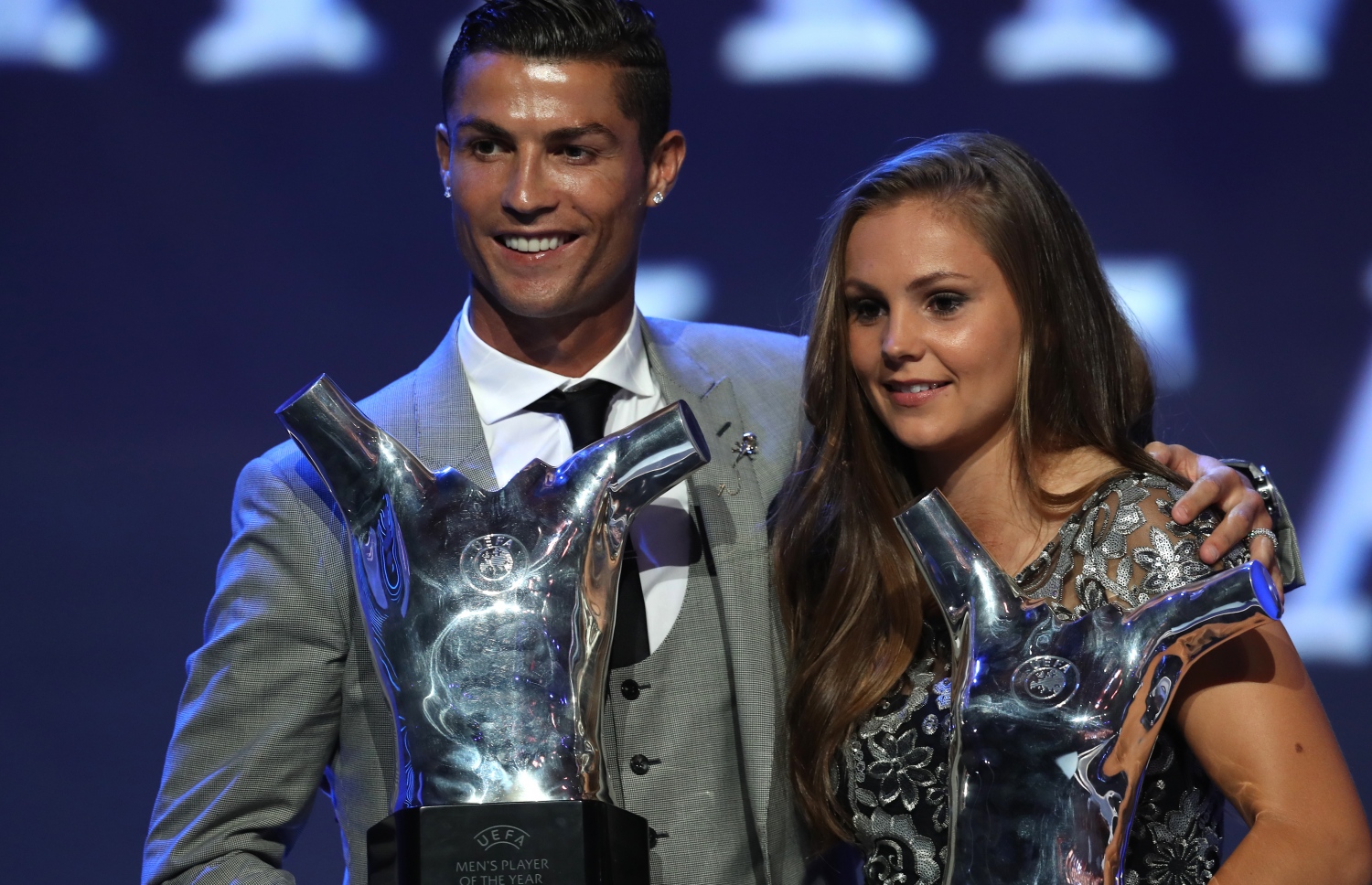 ރޮނާލްޑޯ (ވ) އާއި މާޓެންސް މިރޭގެ ހަފްލާގެ ތެރެއިން އެވޯޑް ހިފައިގެން. --- ފޮޓޯ: އޭއެފްޕީ