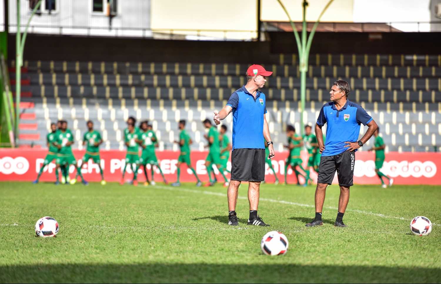 ގައުމީ ޓީމުގެ ފަރިތަކުރުންތަކުގެ ތެރެއިން އިސްމާއިލް މަހްފޫޒް (ކ) އާއި ޑަރެން ސްޓެވާޓް.-- ފޮޓޯ: ނިޝާން އަލީ/ މިހާރު
