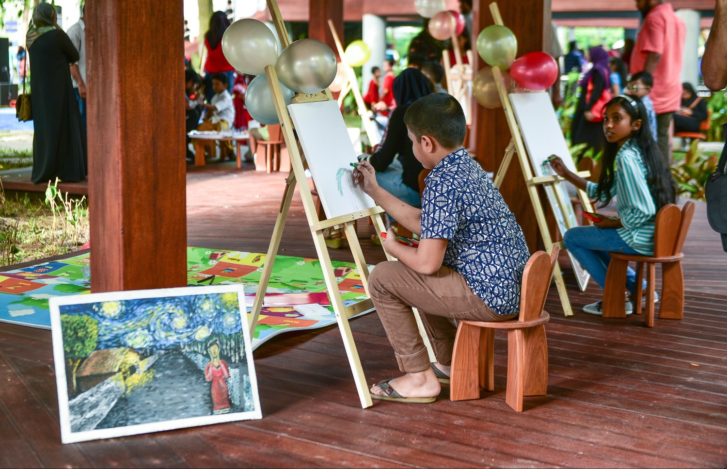 މާލެ: އޮގަސްޓް 25، 2017- ރަސްރަނި ބަގީޗާގައި ހަދާފައި ހުރި އާޓް ރޫމެއްގައި ކުދިންތަކެއް ކުރަހަނީ: ސަލްޓަން ޕާކް ތަރައްގީކޮށް، ބޮޑެތި ބަދަލުތަކާ އެކު ހުޅުވި "ރަސްރަނި" ބަގީޗާ އާންމުންނަށް ހުޅުވާލުމާ އެކު މި ޕާކަށް ވަނީ ބޮޑު ތަރުހީބެއް ލިބިފައި.---މިހާރު ފޮޓޯ: ހުސައިން ވަހީދު