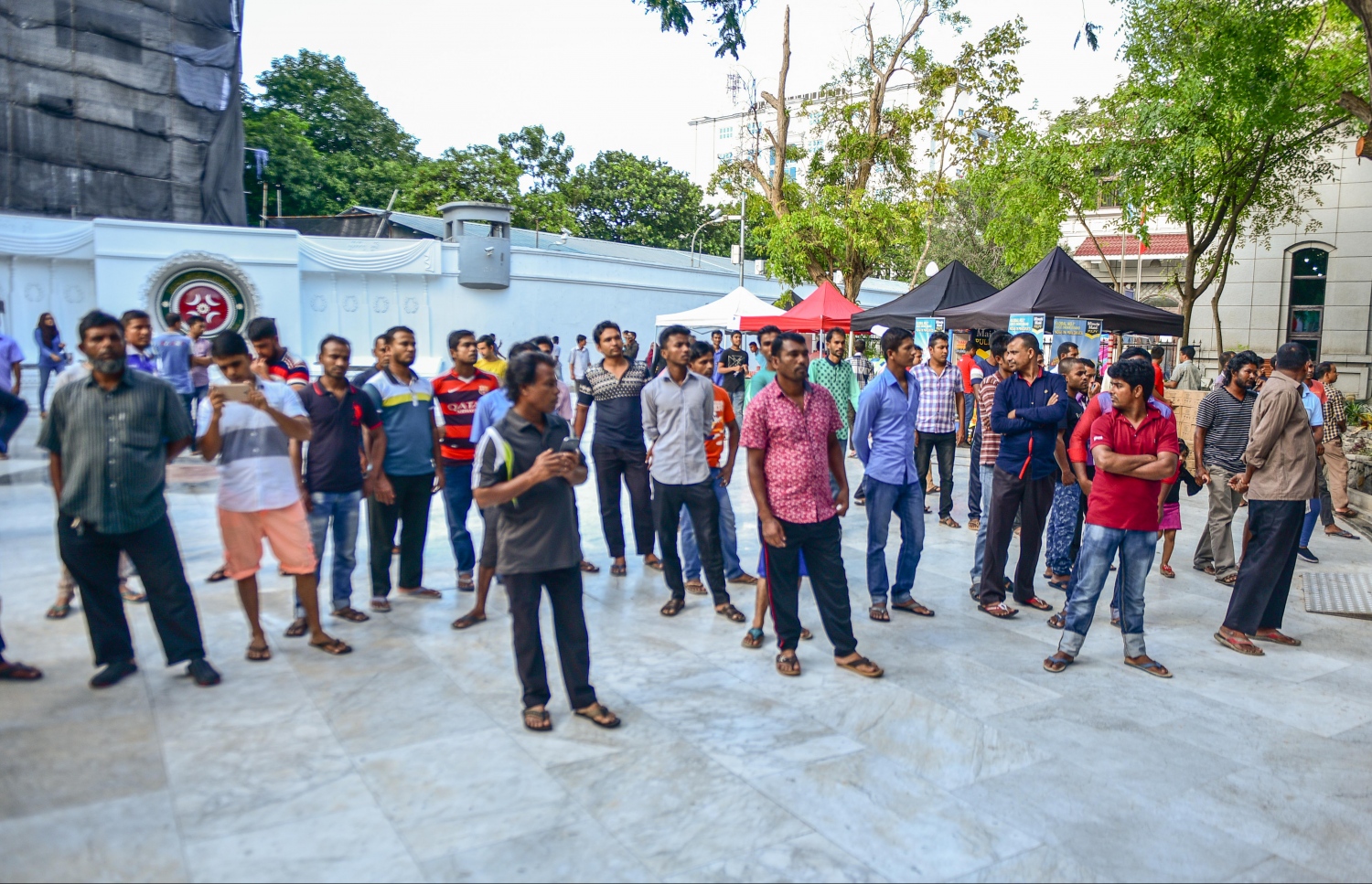 މާލެ: އޮގަސްޓް 25، 2017- ރަސްރަނި ބަގީޗާއަށް ނުވަދެވިފައި ތިބި ބިދޭސީންތަކެއް: ސަލްޓަން ޕާކް ތަރައްގީކޮށް، ބޮޑެތި ބަދަލުތަކާ އެކު ހުޅުވި "ރަސްރަނި" އާންމުންނަށް ހުޅުވާލާފައިވާއިރު، މިއަދު ވަނުމަށް ހަމަޖައްސާފައިވަނީ ހަމައެކަނި ދިވެހިންނަށް. .---މިހާރު ފޮޓޯ: ހުސައިން ވަހީދު