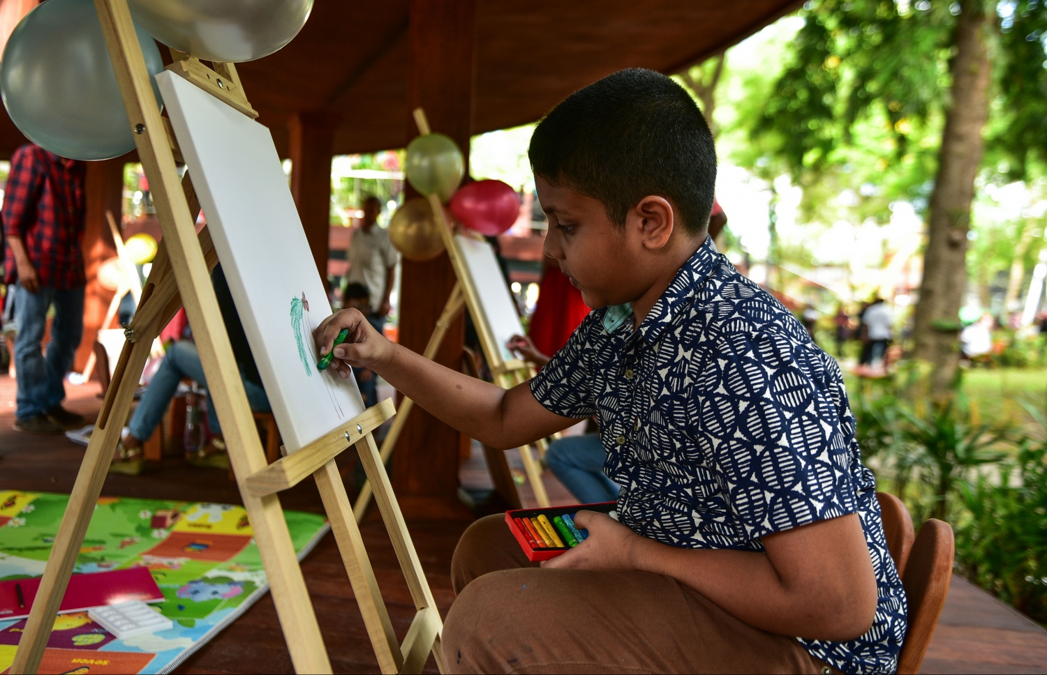 މާލެ: އޮގަސްޓް 25، 2017- ރަސްރަނި ބަގީޗާގައި ހުރި އާޓު ރޫމުގައި ކުޑަކުއްޖަކު ކުރަހަނީ: ސަލްޓަން ޕާކް ތަރައްގީކޮށް، ބޮޑެތި ބަދަލުތަކާ އެކު ހުޅުވި "ރަސްރަނި" ބަގީޗާ އާންމުންނަށް ހުޅުވާލުމާ އެކު މި ޕާކަށް ވަނީ ބޮޑު ތަރުހީބެއް ލިބިފައި.---މިހާރު ފޮޓޯ: ހުސައިން ވަހީދު