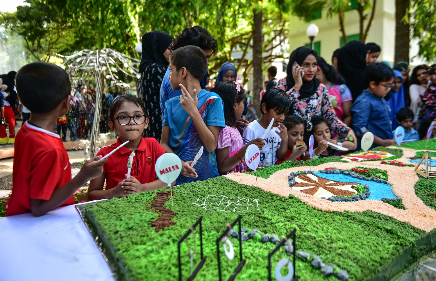 މާލެ: އޮގަސްޓް 25، 2017- ރަސްރަނި ބަގީޗާ އާންމުންނަށް ހުޅުވާލުމުގެ ގޮތުން މިއަދު އުފަންދުވަސް ފާހަގަކުރި ކުދިންނަށް ހާއްސަ ކޭކެއް ފަޅަނީ: ސަލްޓަން ޕާކް ތަރައްގީކޮށް، ބޮޑެތި ބަދަލުތަކާ އެކު ހުޅުވި "ރަސްރަނި" ބަގީޗާ އާންމުންނަށް ހުޅުވާލުމާ އެކު މި ޕާކަށް ވަނީ ބޮޑު ތަރުހީބެއް ލިބިފައި.---މިހާރު ފޮޓޯ: ހުސައިން ވަހީދު