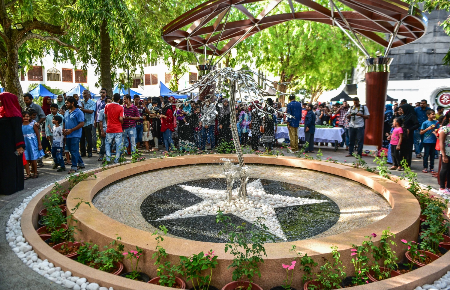 މާލެ: އޮގަސްޓް 25، 2017- ރަސްރަނި ބަގީޗާގެ ގޭޓު ކައިރީގައި ހަދާފައިވާ ފެންއަރުވާ ވަޑާމެއް: ސަލްޓަން ޕާކް ތަރައްގީކޮށް، ބޮޑެތި ބަދަލުތަކާ އެކު ހުޅުވި "ރަސްރަނި" ބަގީޗާ އާންމުންނަށް ހުޅުވާލުމާ އެކު މި ޕާކަށް ވަނީ ބޮޑު ތަރުހީބެއް ލިބިފައި.--- ފޮޓޯ: ހުސައިން ވަހީދު/ މިހާރު