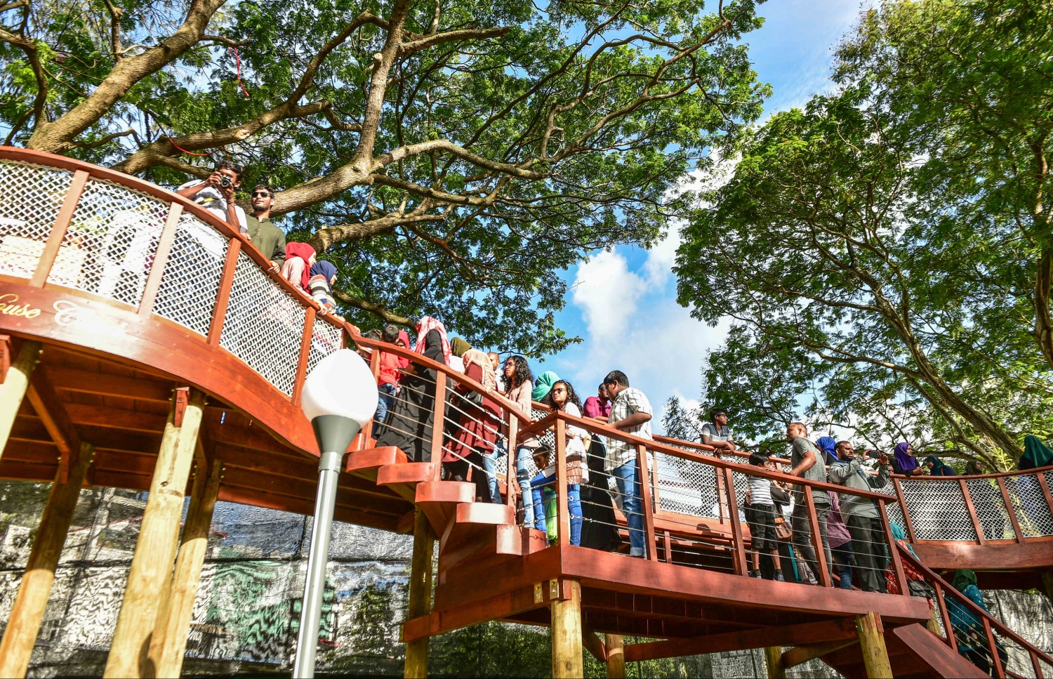 މާލެ: އޮގަސްޓް 25، 2017- ރަސްރަނި ބަގީޗާގައި ހަދާފައިވާ ޑެކެއް: ސަލްޓަން ޕާކް ތަރައްގީކޮށް، ބޮޑެތި ބަދަލުތަކާ އެކު ހުޅުވި "ރަސްރަނި" ބަގީޗާ އާންމުންނަށް ހުޅުވާލުމާ އެކު މި ޕާކަށް ވަނީ ބޮޑު ތަރުހީބެއް ލިބިފައި.--- ފޮޓޯ: ހުސައިން ވަހީދު/ މިހާރު