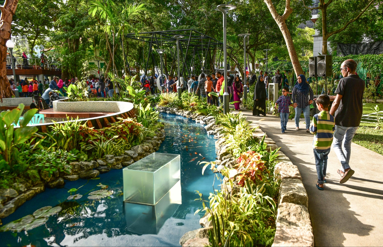 މާލެ: އޮގަސްޓް 25، 2017- ސަލްޓަން ޕާކް ތަރައްގީކޮށް، ބޮޑެތި ބަދަލުތަކާ އެކު ހުޅުވި "ރަސްރަނި" ބަގީޗާ އާންމުންނަށް ހުޅުވާލުމާ އެކު މި ޕާކަށް ވަނީ ބޮޑު ތަރުހީބެއް ލިބިފައި.--- ފޮޓޯ: ހުސައިން ވަހީދު/ މިހާރު