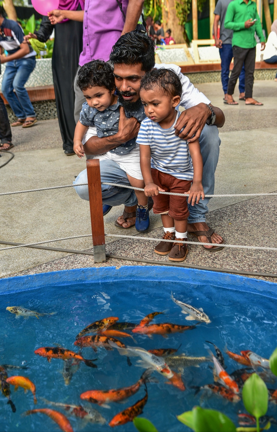 މާލެ: އޮގަސްޓް 25، 2017- ރަސްރަނި ބަގީޗާގައި ހަދާފައިވާ މަސްފެންގަނޑު ކައިރީގައި މީހަކު އިށީނދެ އިނދެ ކުޑަކުދިންތަކަކަށް އެފެންގަނޑު ދައްކާލަނީ:ސަލްޓަން ޕާކް ތަރައްގީކޮށް، ބޮޑެތި ބަދަލުތަކާ އެކު ހުޅުވި "ރަސްރަނި" ބަގީޗާ އާންމުންނަށް ހުޅުވާލުމާ އެކު މި ޕާކަށް ވަނީ ބޮޑު ތަރުހީބެއް ލިބިފައި.---މިހާރު ފޮޓޯ: ހުސައިން ވަހީދު/ މިހާރު