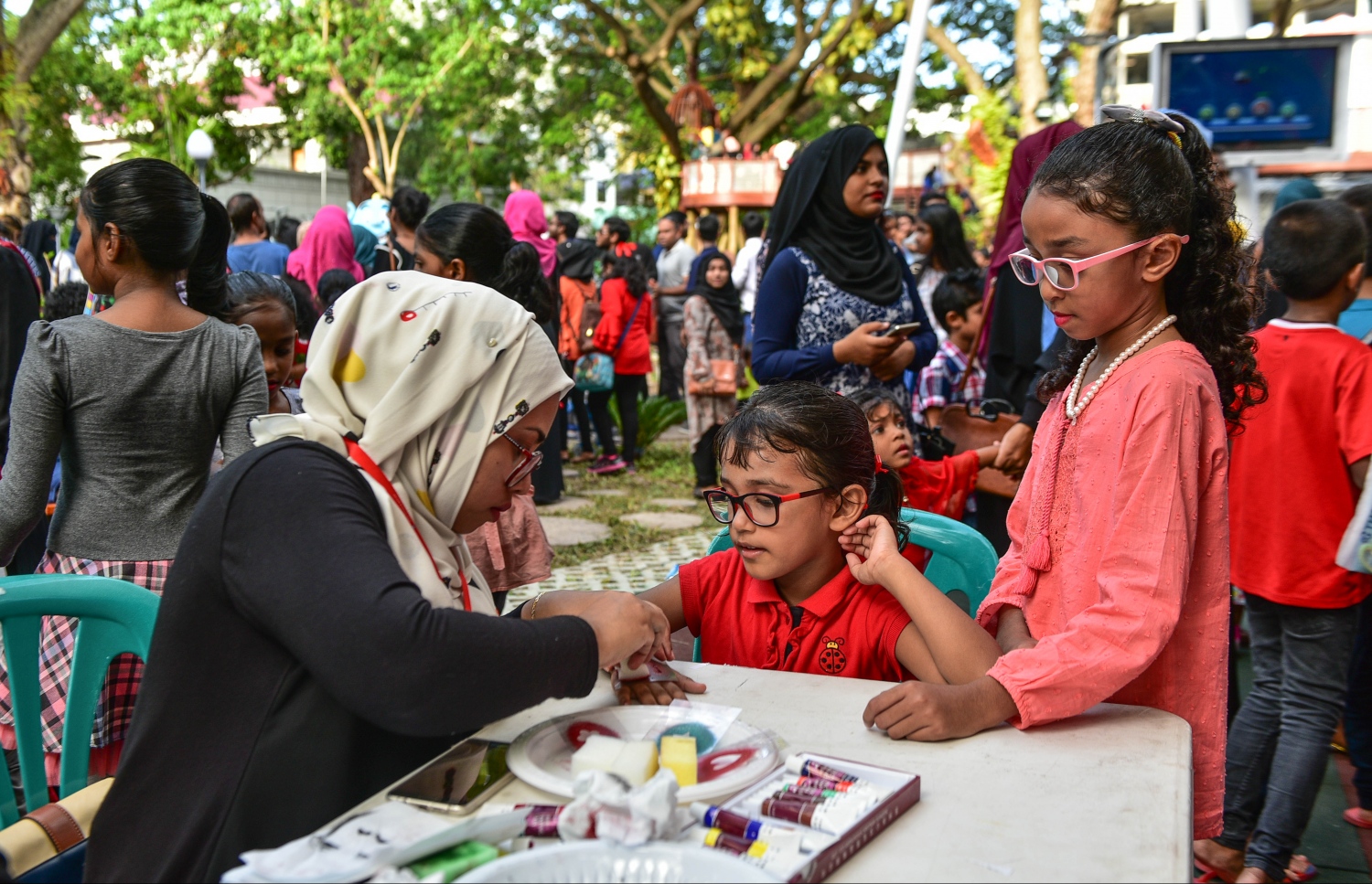 މާލެ: އޮގަސްޓް 25، 2017- ރަސްރަނި ބަގީޗާގެ ހުރި އާޓު ރޫމް: ސަލްޓަން ޕާކް ތަރައްގީކޮށް، ބޮޑެތި ބަދަލުތަކާ އެކު ހުޅުވި "ރަސްރަނި" ބަގީޗާ އާންމުންނަށް ހުޅުވާލުމާ އެކު މި ޕާކަށް ވަނީ ބޮޑު ތަރުހީބެއް ލިބިފައި.---މިހާރު ފޮޓޯ: ހުސައިން ވަހީދު