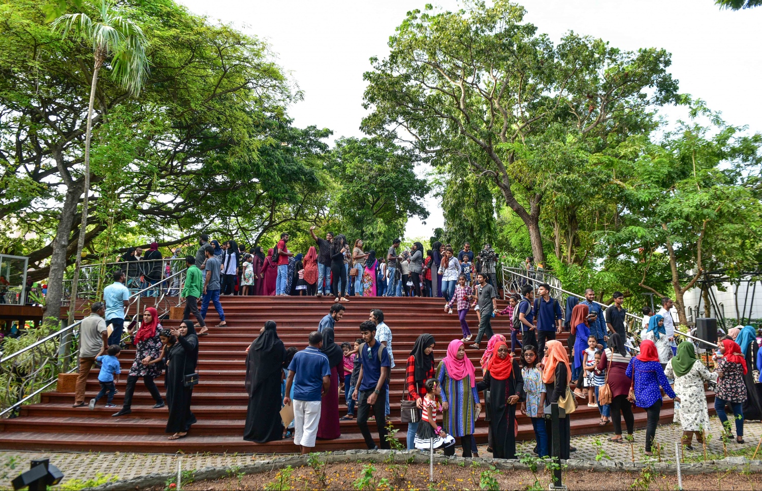 މާލެ: އޮގަސްޓް 25، 2017- ސަލްޓަން ޕާކް ތަރައްގީކޮށް، ބޮޑެތި ބަދަލުތަކާ އެކު ހުޅުވި "ރަސްރަނި" ބަގީޗާ އާންމުންނަށް ހުޅުވާލުމާ އެކު މި ޕާކަށް ވަނީ ބޮޑު ތަރުހީބެއް ލިބިފައި.---މިހާރު ފޮޓޯ: ހުސައިން ވަހީދު