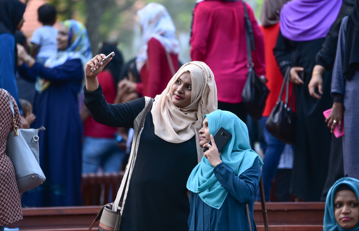 މާލެ: އޮގަސްޓް 25، 2017- ރަސްރަނި ބަގީޗާ ބަލާލުމަށް ގޮސް ތިބި ދެ މީހަކު ޕާކު ތެރޭގައި ސެލްފީއެއް ނަގަނީ: ސަލްޓަން ޕާކް ތަރައްގީކޮށް، ބޮޑެތި ބަދަލުތަކާ އެކު ހުޅުވި "ރަސްރަނި" ބަގީޗާ އާންމުންނަށް ހުޅުވާލުމ އެކު މި ޕާކަށް ވަނީ ބޮޑު ތަރުހީބެއް ލިބިފައި.--- ފޮޓޯ: ހުސައިން ވަހީދު/ މިހާރު