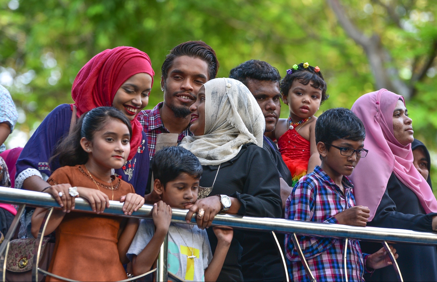 މާލެ: އޮގަސްޓް 25، 2017- ރަސްރަނި ބަގީޗާ ބަލާލުމަށް ގޮސް ތިބި އާއިލާއެއް: ސަލްޓަން ޕާކް ތަރައްގީކޮށް، ބޮޑެތި ބަދަލުތަކާ އެކު ހުޅުވި "ރަސްރަނި" ބަގީޗާ އާންމުންނަށް ހުޅުވާލުމާ އެކު މި ޕާކަށް ވަނީ ބޮޑު ތަރުހީބެއް ލިބިފައި.---މިހާރު ފޮޓޯ: ހުސައިން ވަހީދު