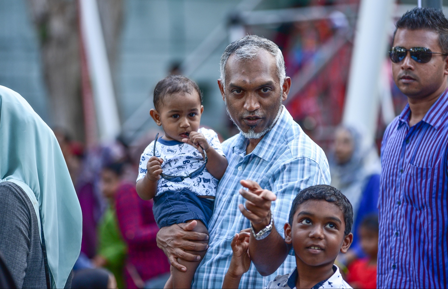 މާލެ: އޮގަސްޓް 25، 2017- ހައުސިން މިނިސްޓަރު މުހަންމަދު މުއިއްޒު އާއިލާއާ އެކު ރަސްރަނި ބަގީޗާ ބައްލަވާލައްވަނީ: ސަލްޓަން ޕާކް ތަރައްގީކޮށް، ބޮޑެތި ބަދަލުތަކާ އެކު ހުޅުވި "ރަސްރަނި" ބަގީޗާ އާންމުންނަށް ހުޅުވާލުމާ އެކު މި ޕާކަށް ވަނީ ބޮޑު ތަރުހީބެއް ލިބިފައި.--- މިހާރު ފޮޓޯ: ހުސައިން ވަހީދު