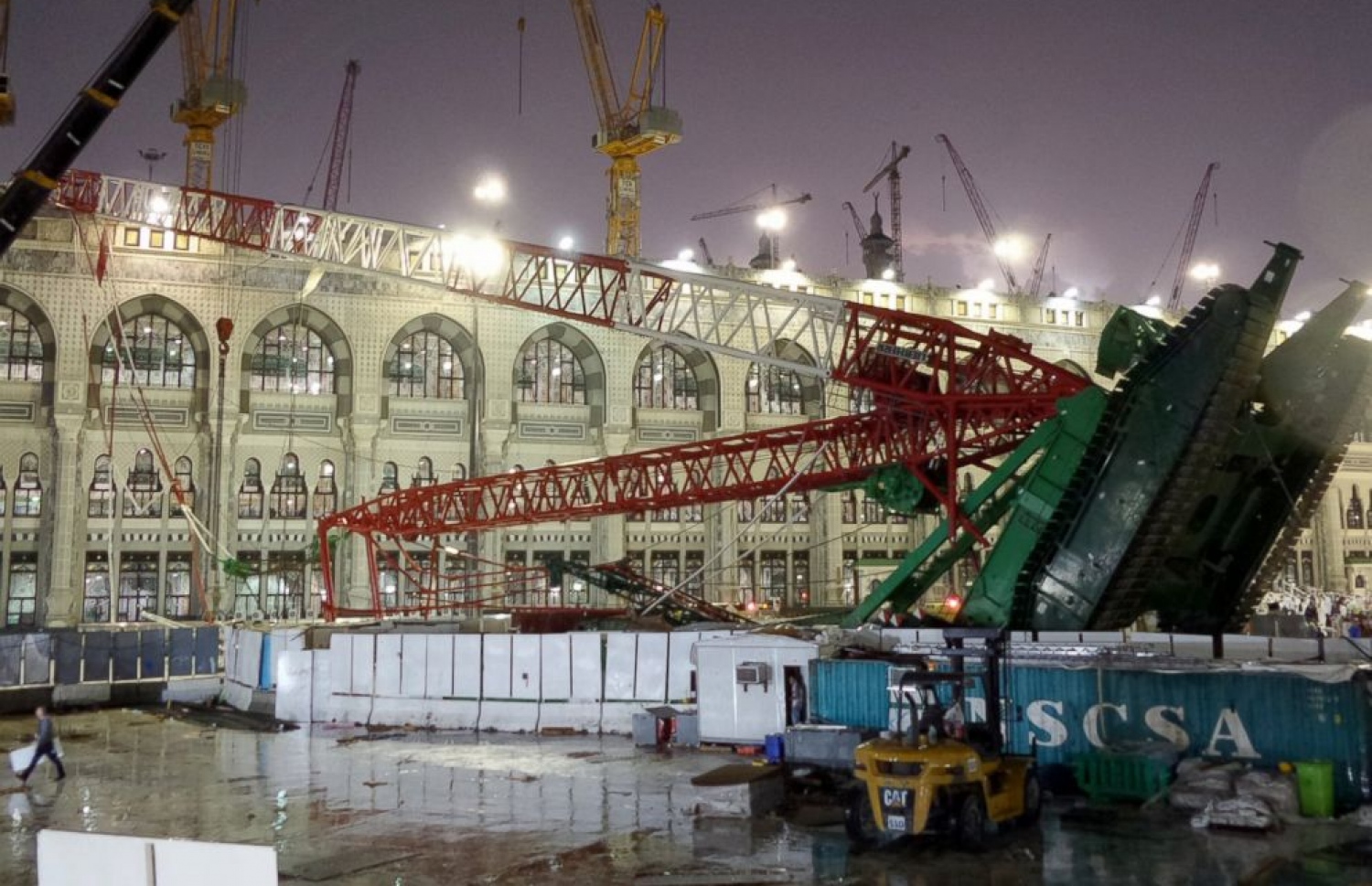 ސެޕްޓެމްބަރ 11، 2015 ގައި މައްކާ އަށް ޖެހުނު ބާރުގަދަ ކޮޅިގަނޑުގައި، ހަރަމްފުޅު ބޮޑު ކުރުމުގެ މަސައްކަތުގައި ބޭނުން ކުރަމުން އައި ކްރޭނެއް ވެއްޓިފައި. --ގެޓީ އިމޭޖް