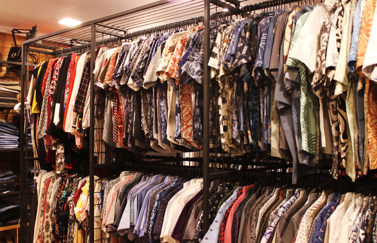 އިލާލާ ފިހާރާގައި ވިއްކަން ހުރި ހެދުންތަކެއް